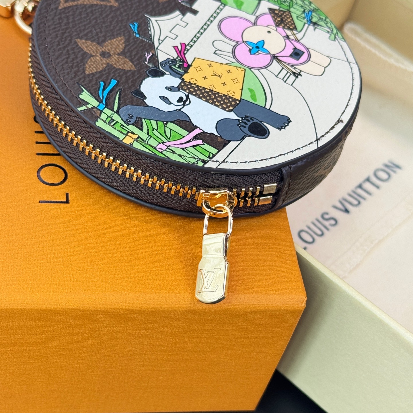 色现货❤️薇薇安vivi系列圆形零钱包
lustre Vivienne Funfair Xmas 包饰与