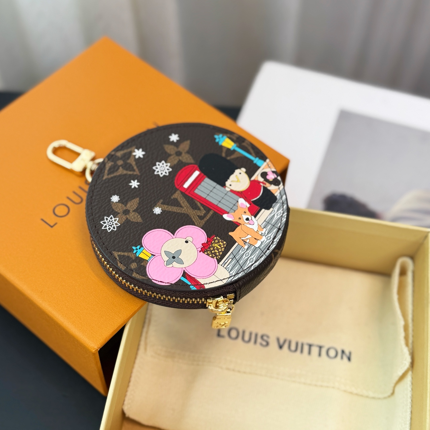 色现货❤️薇薇安vivi系列圆形零钱包
lustre Vivienne Funfair Xmas 包饰与