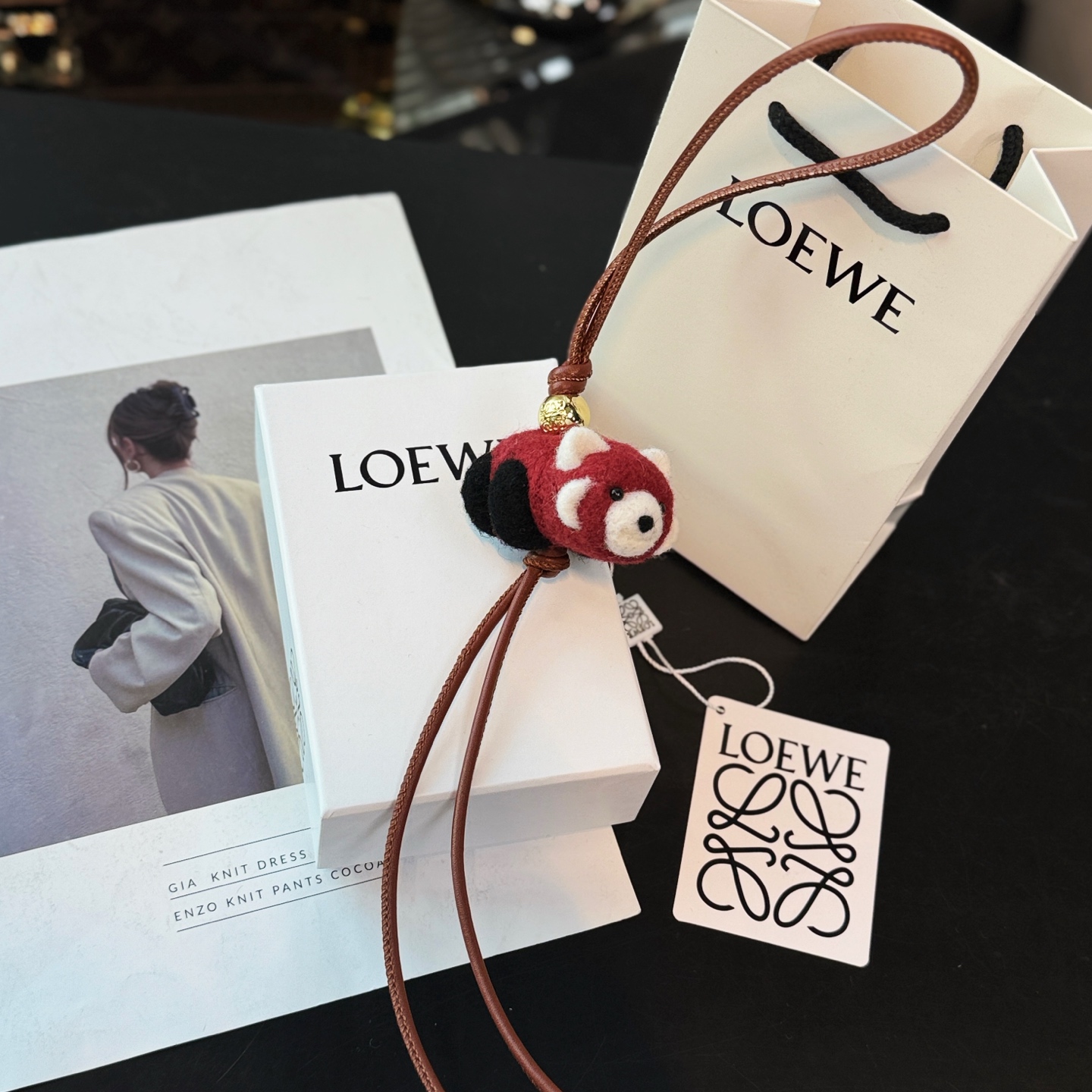 NO:617093,New product Loewe felt and cowhide leather raccoon pendant/pendant. Classic cowhide leather raccoon-shaped pendant, decorated with Anagram ebble dice and rings. It can be hung on bags. Its cute and cute shape makes people fall in love with it. loewe,loewe,cowhide19860909新品 罗意威Loewe 毛毡和牛皮革小浣熊挂饰/挂件 经典牛皮革小浣熊造型挂饰,饰有Anagram ebble骰子和环带 可挂于包包,其萌趣、可爱的造型,让人爱不释手,,loewe,loewe,cowhide,accessory