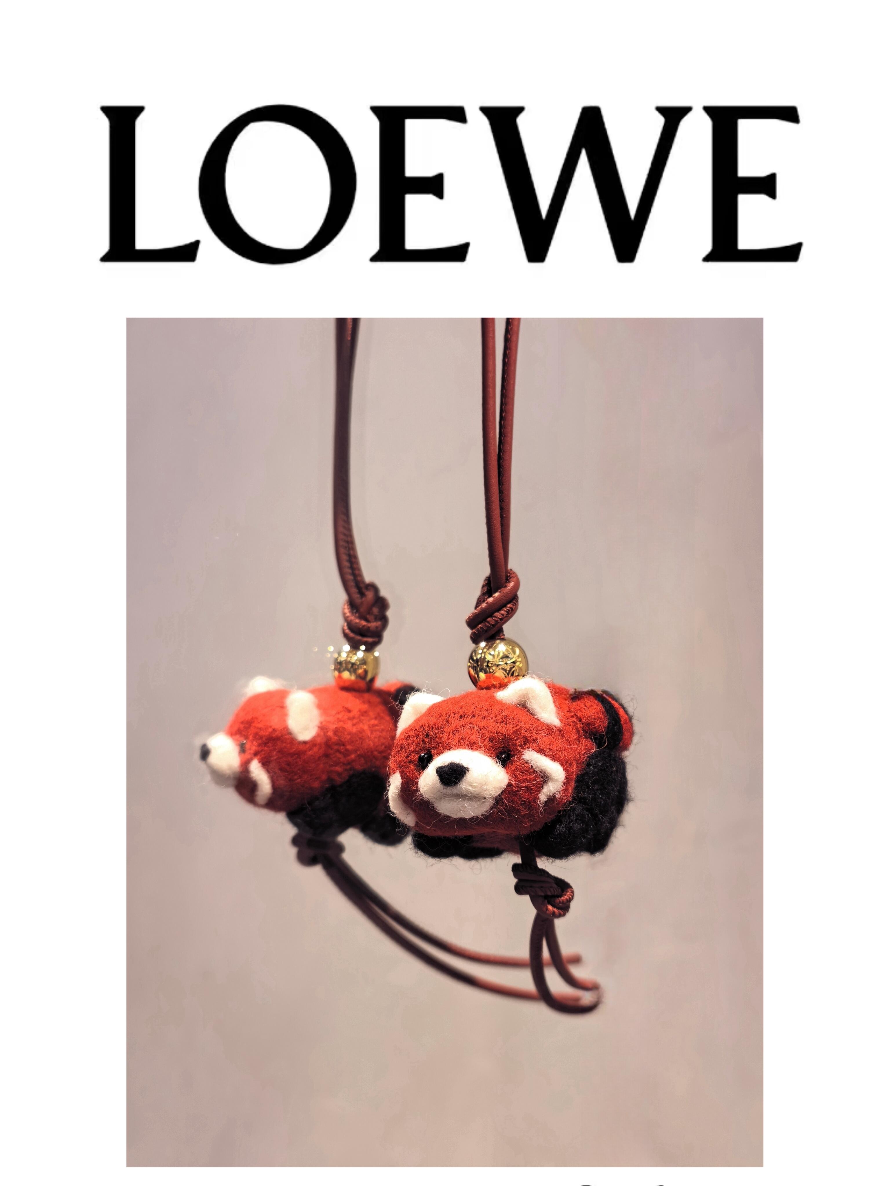 NO:617097,-Counter Picture Wearing Picture -Loewe Felt and Cow Leather Raccoon Pendant/Pendant,,loewe,loewe,cowhide19860909-专柜图 佩戴图 -罗意威Loewe 毛毡和牛皮革小浣熊挂饰/挂件,,loewe,loewe,cowhide,accessory