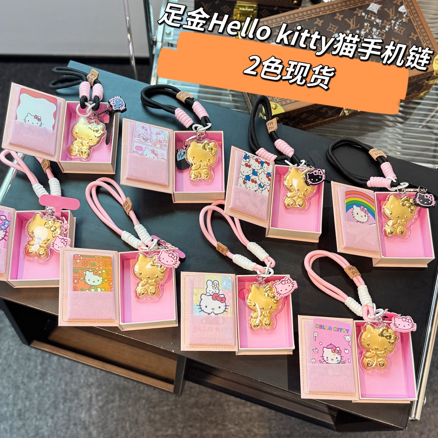 NO:617106,6.1 Children's Day gift, 2 colors in stock, pure gold 999KT cat mobile phone pendant, bag pendant, 999 pure gold cast cute KT cat shape, shining with light luxury texture!  Exquisite craftsmanship creates portable lucky charms, which instantly attracts attention when embellishment on mobile phones and bags. The cute design blends the luster of precious metals, making it the finishing touch for daily wear. It also shows your taste in gift collection and protects every delicate time of yours.198609096.1儿童节礼物 2色现货 足金999KT猫手机挂饰 包包挂件 999足金铸造萌趣KT猫造型,闪耀轻奢质感！精致工艺打造随身幸运符,点缀手机、包包瞬间吸睛.萌系设计融合贵金属光泽,日常穿搭点睛之笔,赠礼收藏皆显品味,守护你的每一份精致时光,,accessory