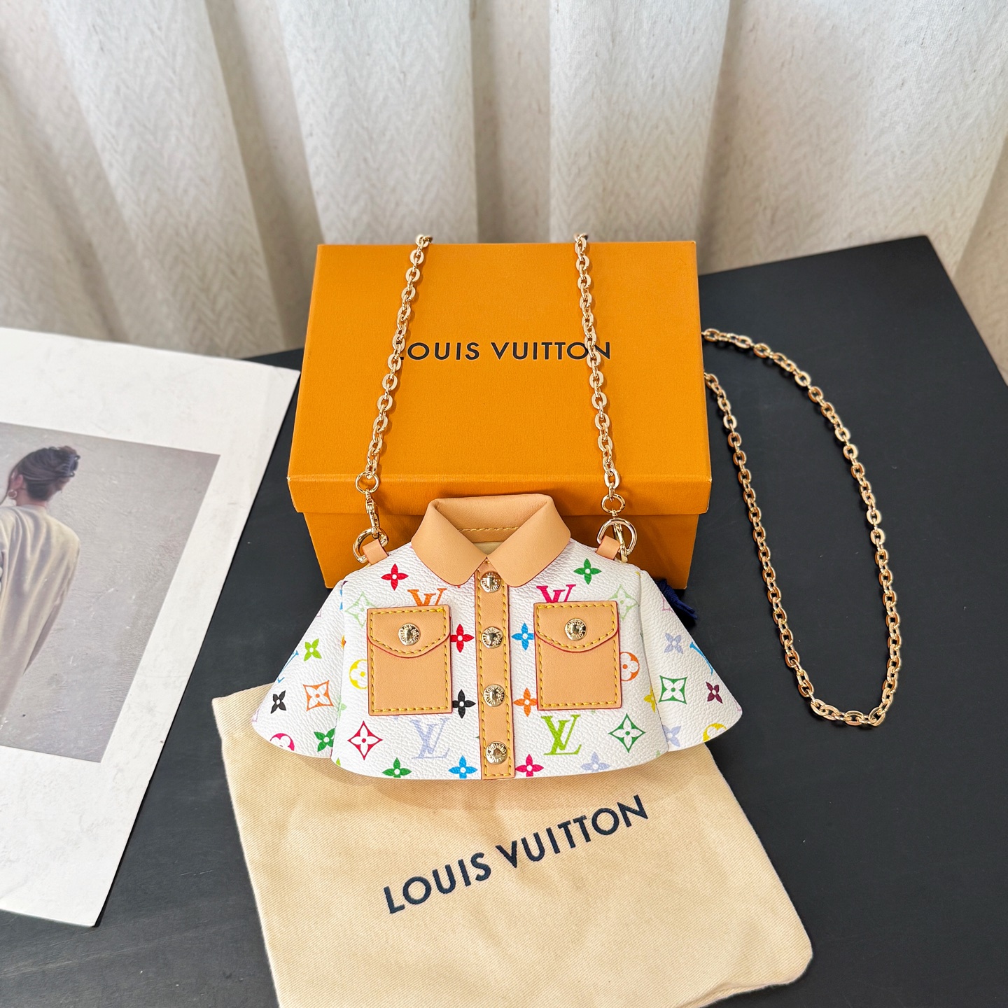 NO:617117,New LV Louis Vuitton mini clothing crossbody bag, earphone bag, lipstick bag - with original packaging as shown in the picture - a wardrobe staple transformed into a precious pendant that can be paired with a handbag to create a unique look. This leather mini bag is shaped like a classic hoodie, symbolizing individuality and exploration.,, louis vuitton, louis vuitton, satchels, mini bags, crossbody bags, hats19860909新品 LV路易威登迷你衣服斜挎包耳机包口红包 -配图片原版包装 -衣橱必备单品化身为珍贵挂饰,可与手袋搭配,打造别致造型.这款皮革迷你包以经典款帽衫为造型,象征个性与探索精神.,,louis vuitton,louis vuitton,satchels,mini bags,crossbody bags,hats,accessory