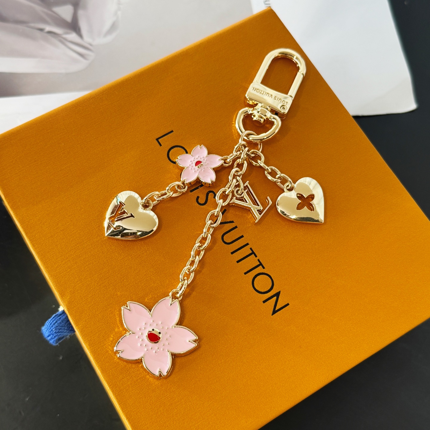 NO:617095,New LV  vuitton,louis vuitton,louis vuitton,keychain19860909新品LV X TM 樱花钥匙扣包挂饰 原单货 配全套LV正品包装 Louis Vuitton 路易威登 樱花钥匙扣挂件 本款链条包饰出自路易威登x村上隆复刻系列,力耀目链条交错排布 Monogram 花卉和 Cherry Blossom 珐琅装饰,巧妙彰显系列的灵动笔触.LV 字母装饰再添品牌印记,两端弹簧扣实现多种造型可能.,,louis vuitton,louis vuitton,louis vuitton,keychain,accessory