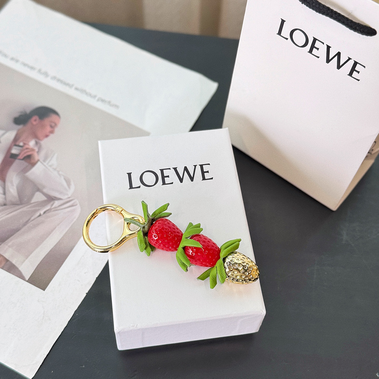 “New Loewe Strawberry Cracker/Holder in Red/Gold – Acetate Fibres and Brass Strawberries” - 图片 2