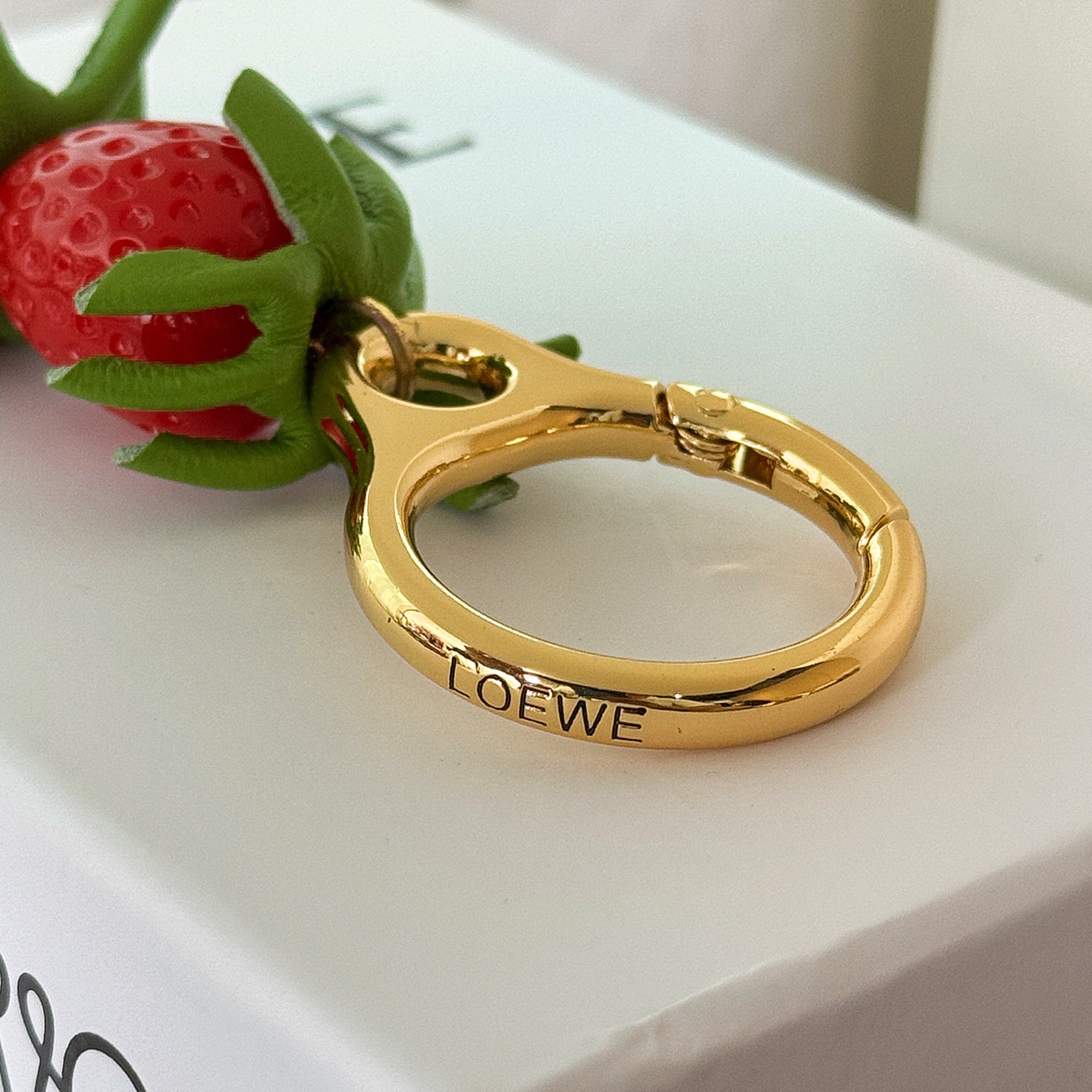 “New Loewe Strawberry Cracker/Holder in Red/Gold – Acetate Fibres and Brass Strawberries” - 图片 9