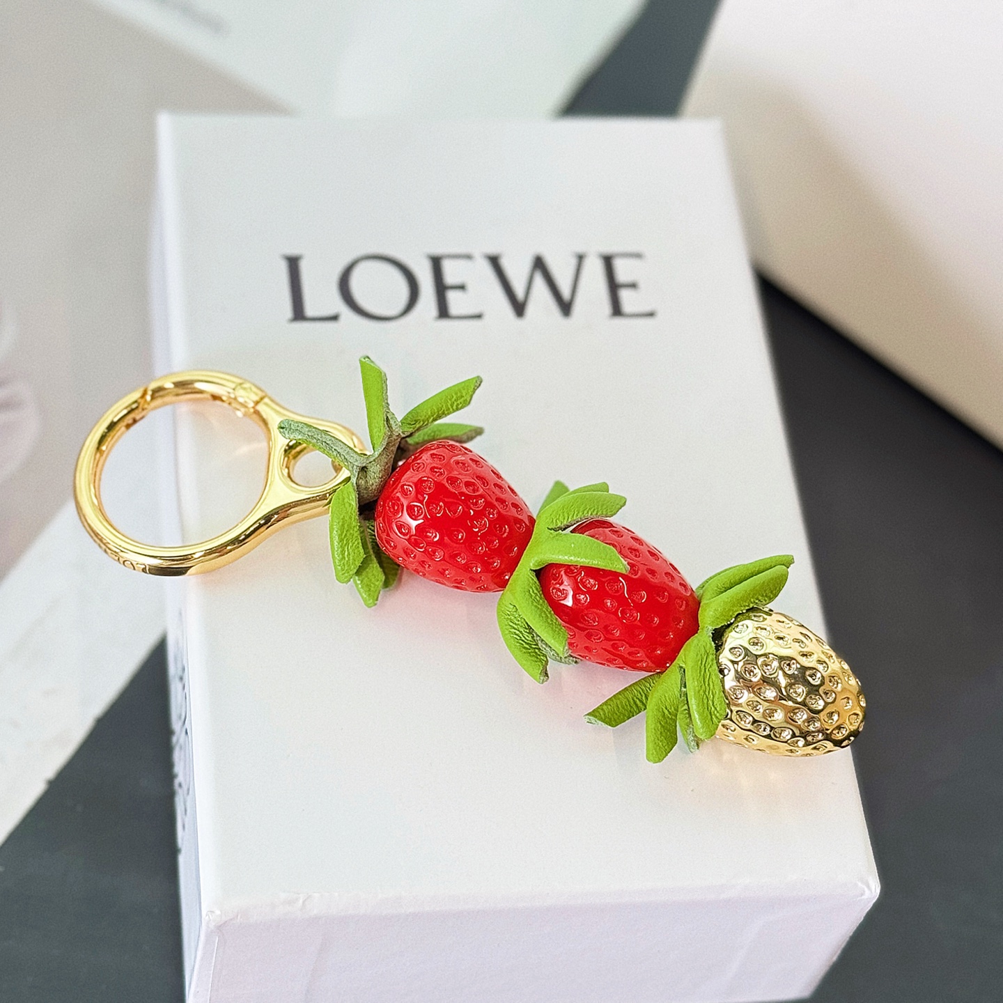 “New Loewe Strawberry Cracker/Holder in Red/Gold – Acetate Fibres and Brass Strawberries” - 图片 3