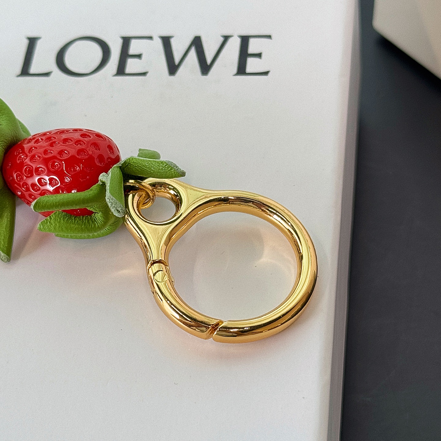 “New Loewe Strawberry Cracker/Holder in Red/Gold – Acetate Fibres and Brass Strawberries” - 图片 7