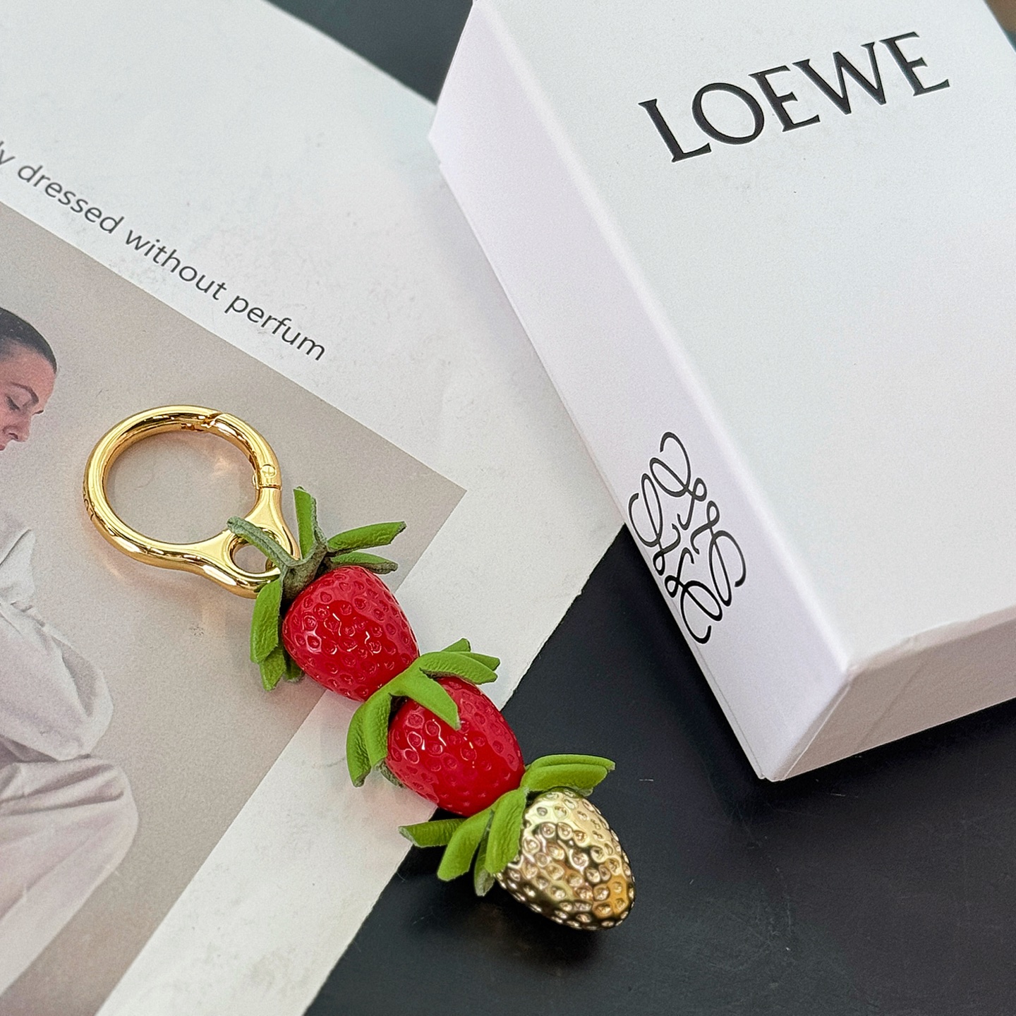 “New Loewe Strawberry Cracker/Holder in Red/Gold – Acetate Fibres and Brass Strawberries” - 图片 6