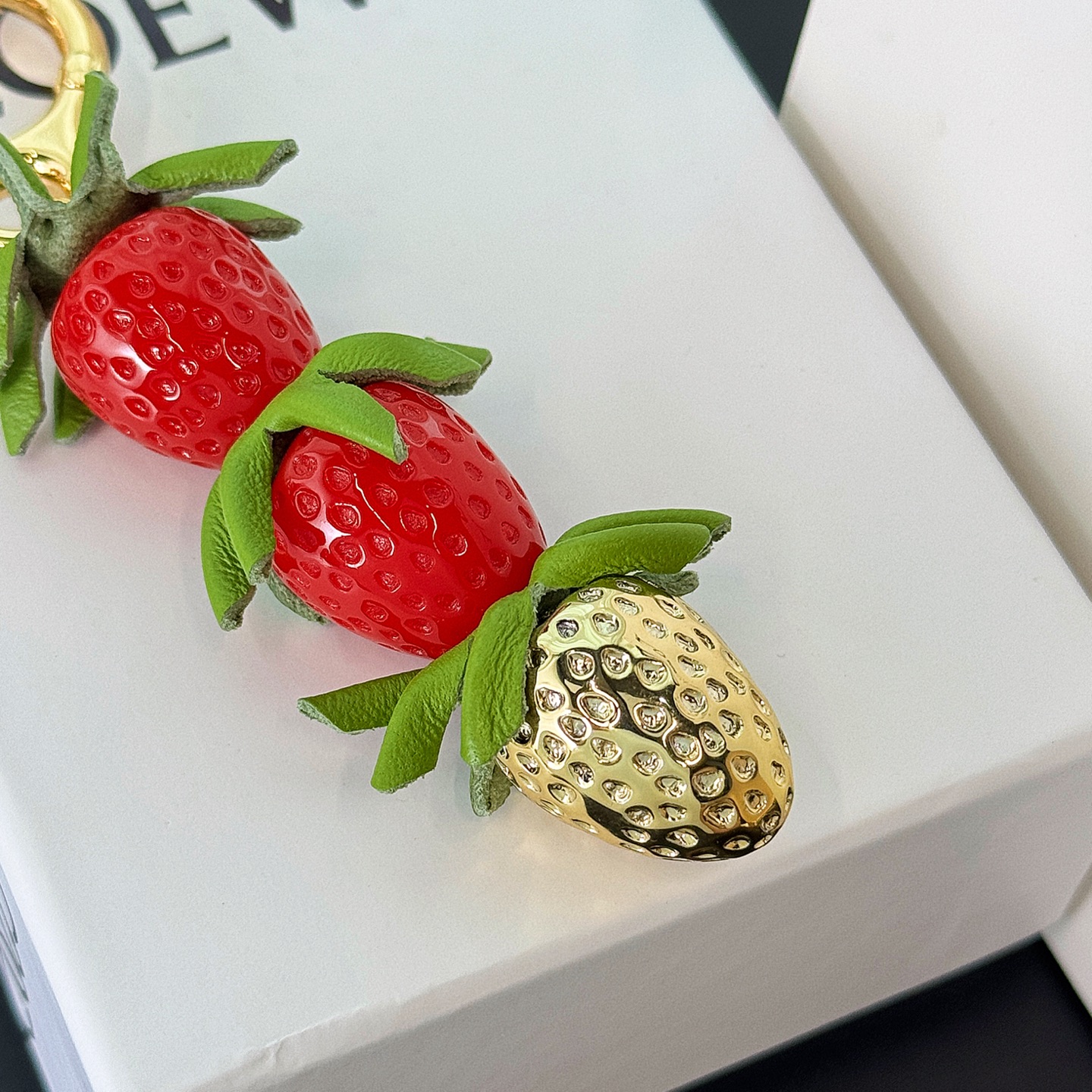 “New Loewe Strawberry Cracker/Holder in Red/Gold – Acetate Fibres and Brass Strawberries” - 图片 8