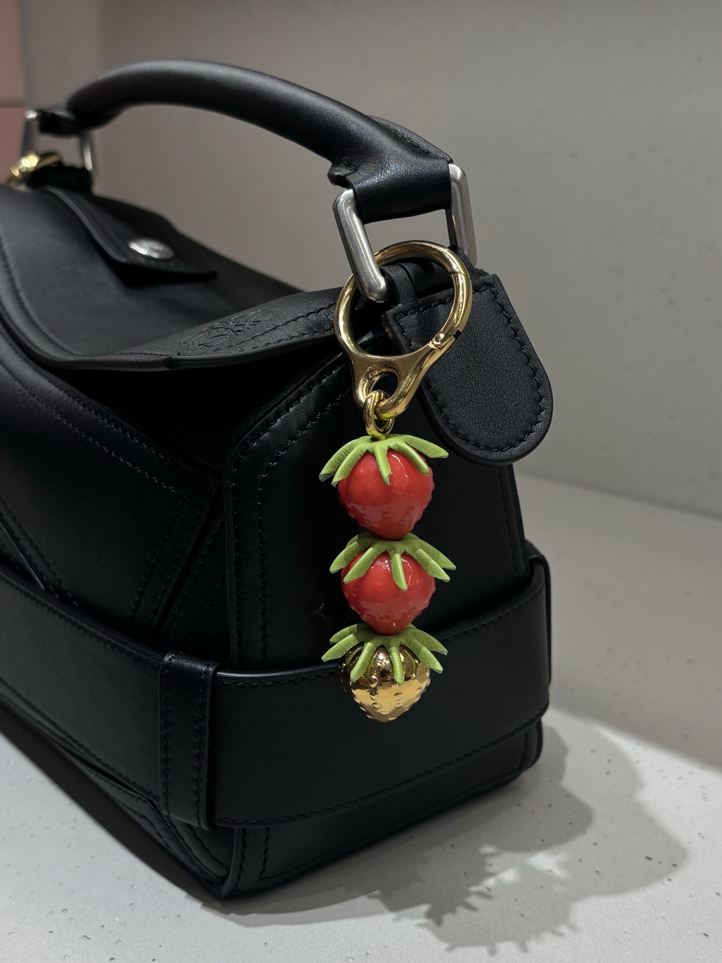 “New Loewe Strawberry Cracker/Holder in Red/Gold – Acetate Fibres and Brass Strawberries” - 图片 4