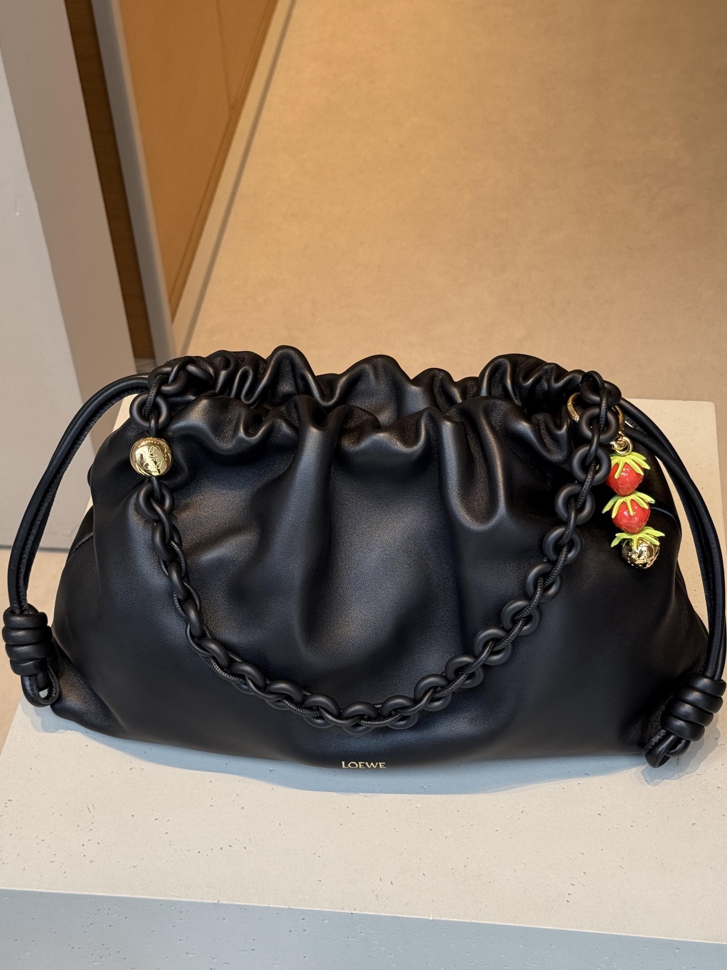 NO:617113,Wearing picture Loewe strawberry pendant/pendant,,loewe,loewe19860909佩戴图 罗意威Loewe 草莓挂饰/挂件,,loewe,loewe,accessory