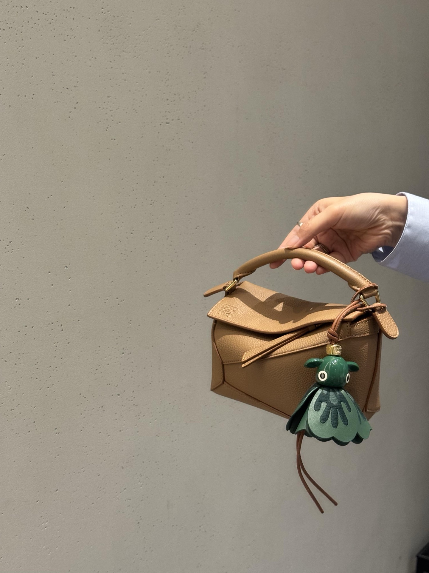 NO:617144,-Wearing picture -Loewe uzz elf-good pendant/pendant,,loewe,loewe19860909-佩戴图 -罗意威Loewe uzz小精灵-好好挂饰/挂件,,loewe,loewe,accessory