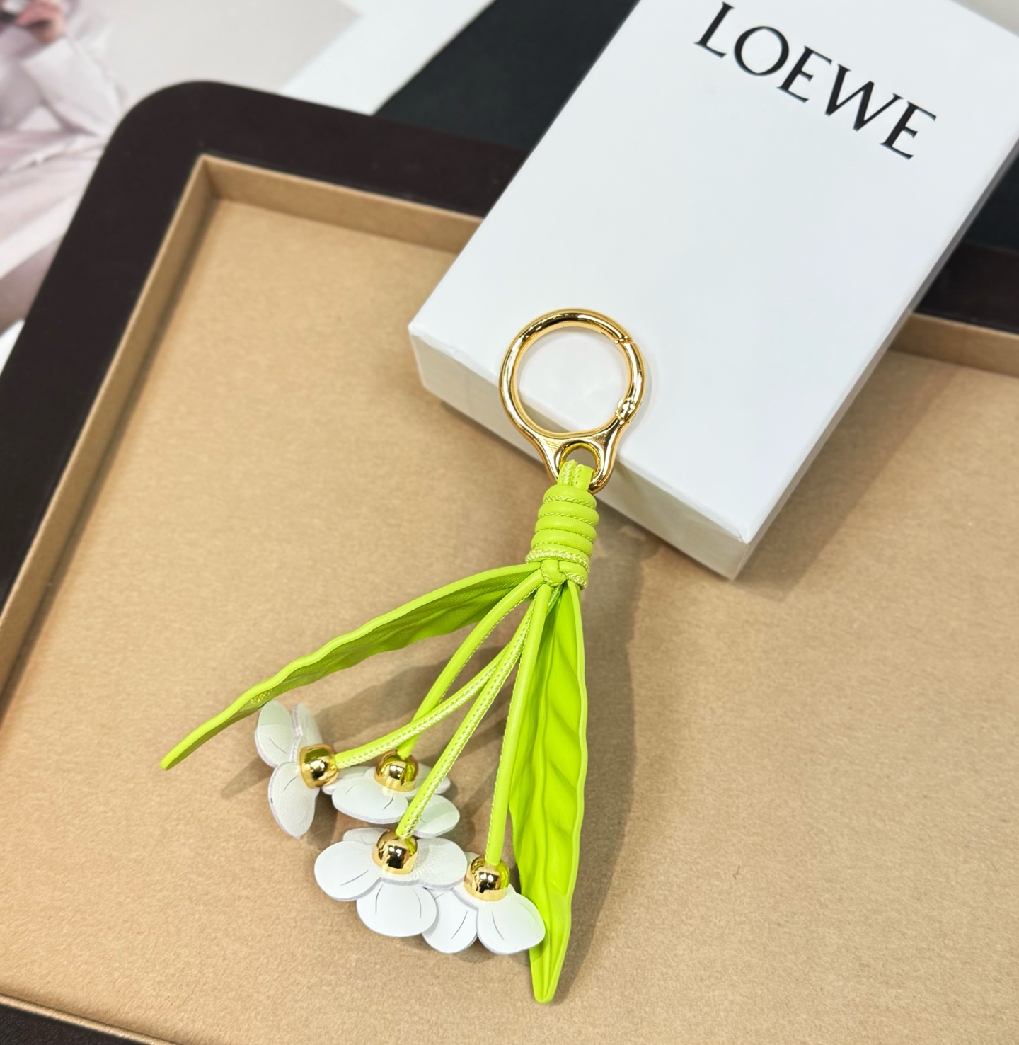 NO:617136,New product Loewe four white chamomile flowers pendant/pendant. Color white/green. Classic cow leather and brass pendant, decorated with chamomile flowers and leaves. It can be hung on the bag. Its cute and cute shape makes people fall in love with it. loewe,loewe,cowhide19860909新品 罗意威Loewe 洋甘菊四朵白花挂饰/挂件 颜色白色/绿色 经典牛皮革和黄铜挂饰,饰有洋甘菊花朵和叶片.可挂于包包,其萌趣、可爱的造型,让人爱不释手,,loewe,loewe,cowhide,accessory