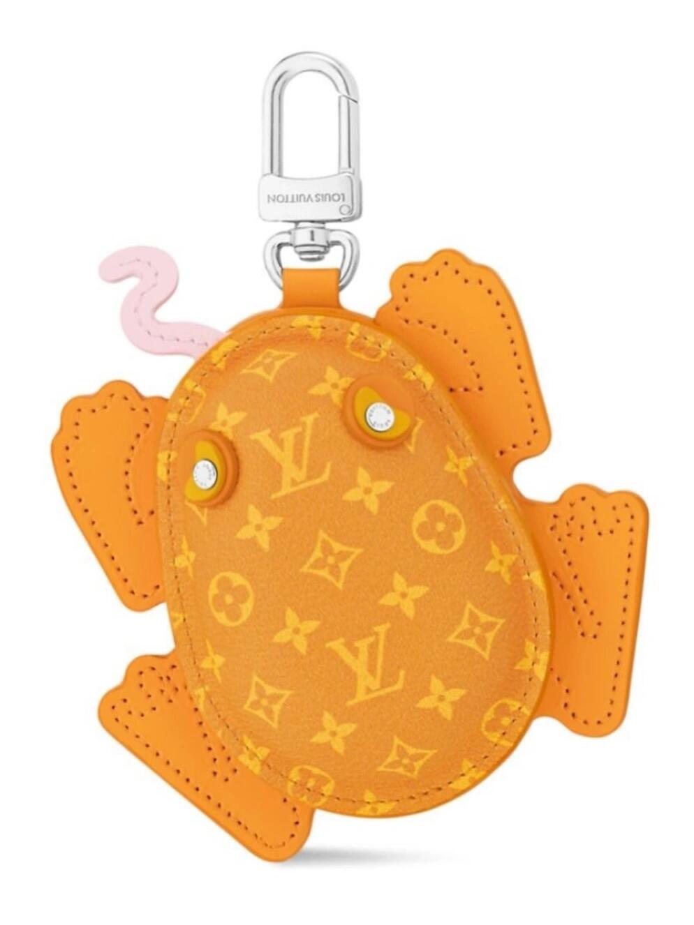 NO:617132,New lv frog pendant, complete in 2 colors Louis Vuitton Louis Vuitton lv frog earphone bag keychain pendant, can hold earphones, coins and other small items. It is an exquisite replica of Louis Vuitton's popular handbag and can be used as a gift. With the help of precision craftsmanship, it faithfully restores the details of the original handbag, including Monogram canvas and the iconic IV Circle logo. In addition, open the functional zipper puller to store wireless headphones.,,louis  vuitton,louis vuitton,louis vuitton,keychain19860909新品lv青蛙挂件 2色齐全 Louis Vuitton 路易威登lv 青蛙耳机包钥匙扣挂件挂饰 可放耳机 零钱等小物件 以玲珑之姿复刻路易威登备受青睐的手袋之可作赠礼佳选.借助精密工艺,它忠实还原了原版手袋的细节,包括 Monogram 帆布和标志性的IV Circle 标识.此外,拉开功能性拉链头,可将无线耳机存放其中.,,louis vuitton,louis vuitton,louis vuitton,keychain,accessory