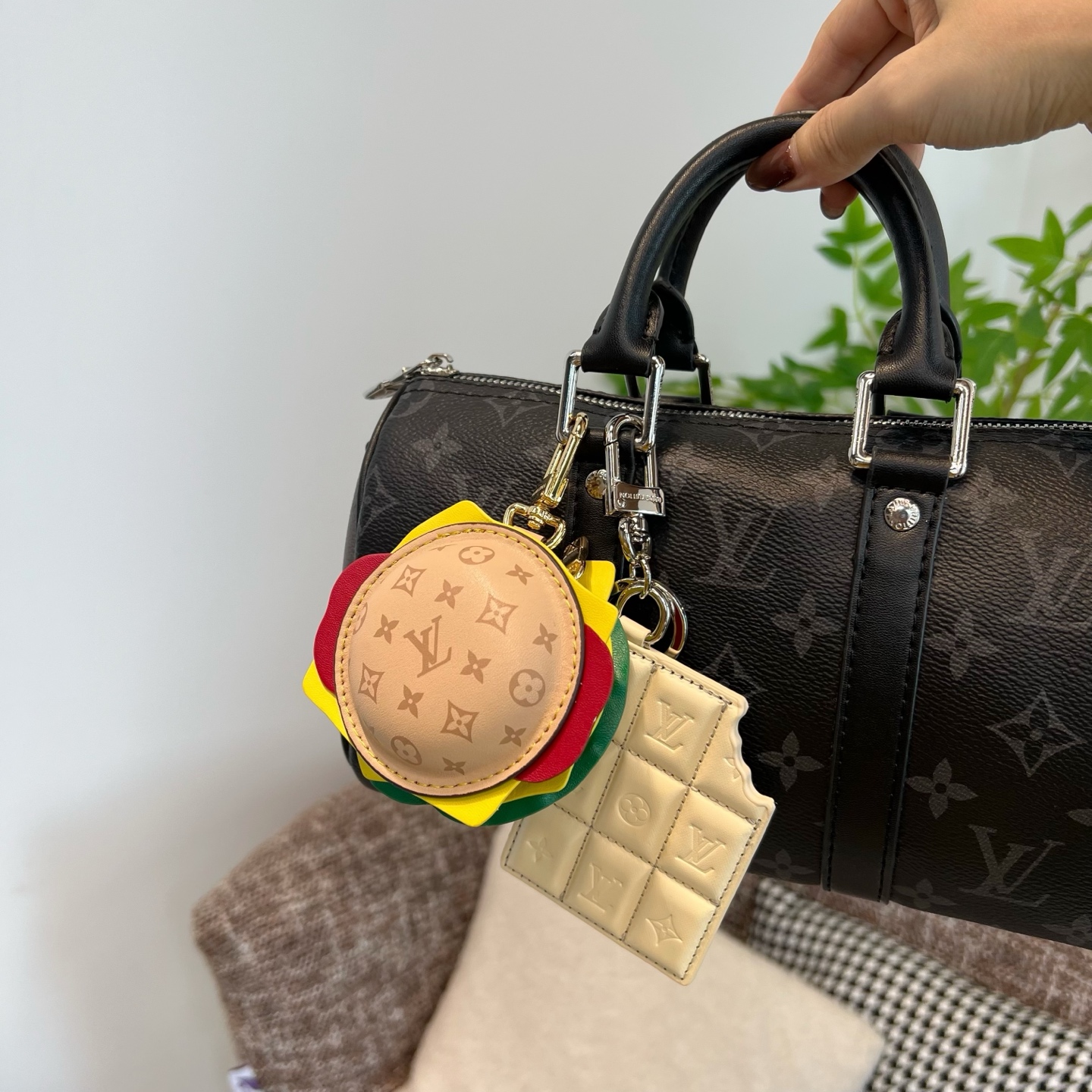 NO:617171,-Wearing picture -Louis Vuitton Louis Vuitton LV chocolate keychain pendant,,louis vuitton,louis vuitton,louis vuitton,keychain19860909-佩戴图 -Louis Vuitton 路易威登LV巧克力钥匙扣挂件挂饰,,louis vuitton,louis vuitton,louis vuitton,keychain,accessory