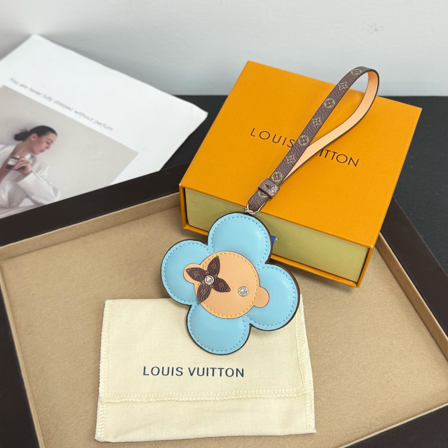 NO:617182,New product in 9 colors available M02859 Louis Vuitton Louis Vuitton LV VIVIENNE STRA sunflower bag charm pendant pendant U material Vivienne Stra bag charm shows Louis Vuitton's exquisite leather craftsmanship with a humorous design. Bright cow leather and lustrous metal create a classic Vivienne image, showing the inspiration of Monogram elements. The slim ribbon is easy to hang on the handbag and can be used alone or mixed with other bag accessories.,,louis  vuitton,louis vuitton,louis vuitton,cowhide19860909新品9色现货 M02859 Louis Vuitton 路易威登LV VIVIENNE STRA 太阳花包饰 挂件挂饰 U材质 Vivienne Stra 包饰以谐趣设计彰显路易威登精湛的皮革匠艺.明丽牛皮革与莹泽金属共筑经典 Vivienne 形象,展现Monogram 元素的灵感启发.纤细饰带方便悬挂于手袋,单独使用或与其他包饰混搭皆宜.,,louis vuitton,louis vuitton,louis vuitton,cowhide,accessory