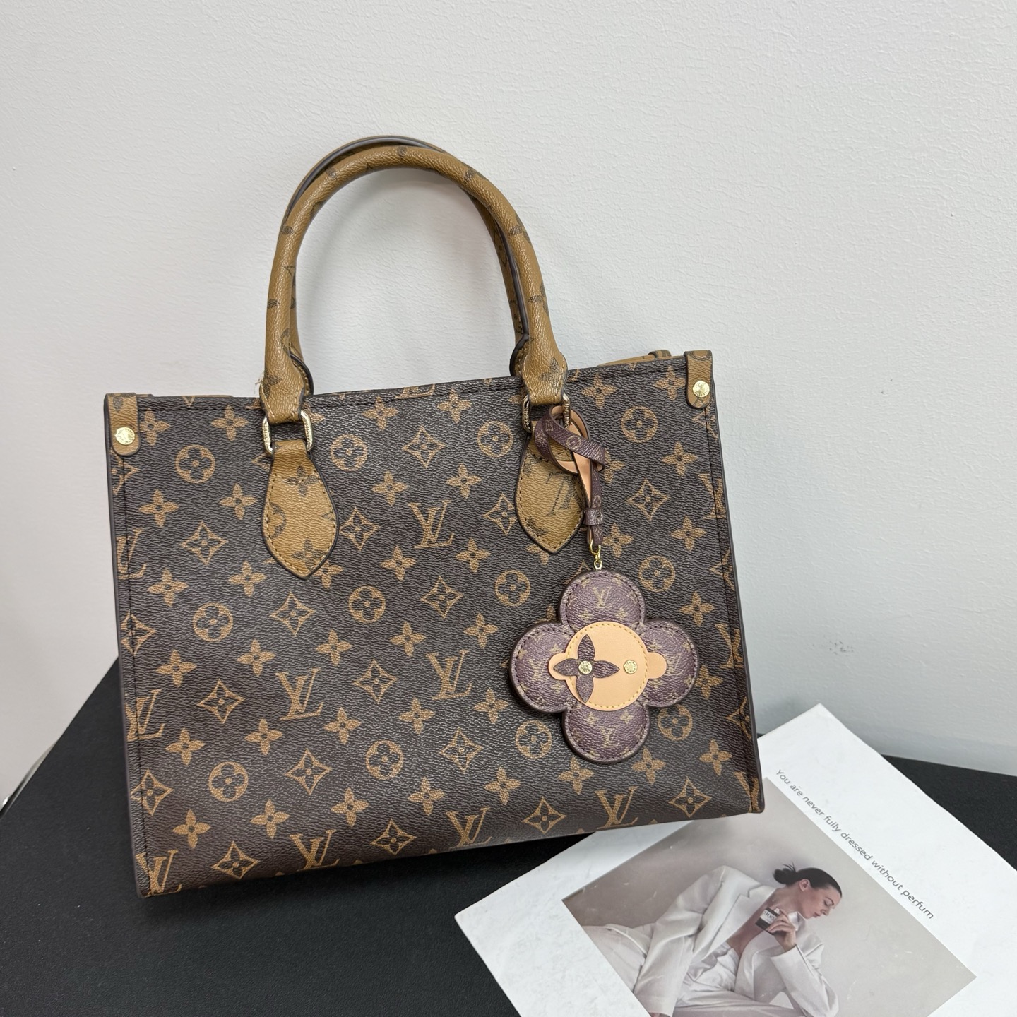 NO:617184,-Wearing picture -Louis Vuitton Louis Vuitton LV VIVIENNE STRA sunflower bag ornaments pendant pendant,,louis vuitton,louis vuitton,louis vuitton19860909-佩戴图 -Louis Vuitton 路易威登LV VIVIENNE STRA 太阳花包饰 挂件挂饰,,louis vuitton,louis vuitton,louis vuitton,accessory