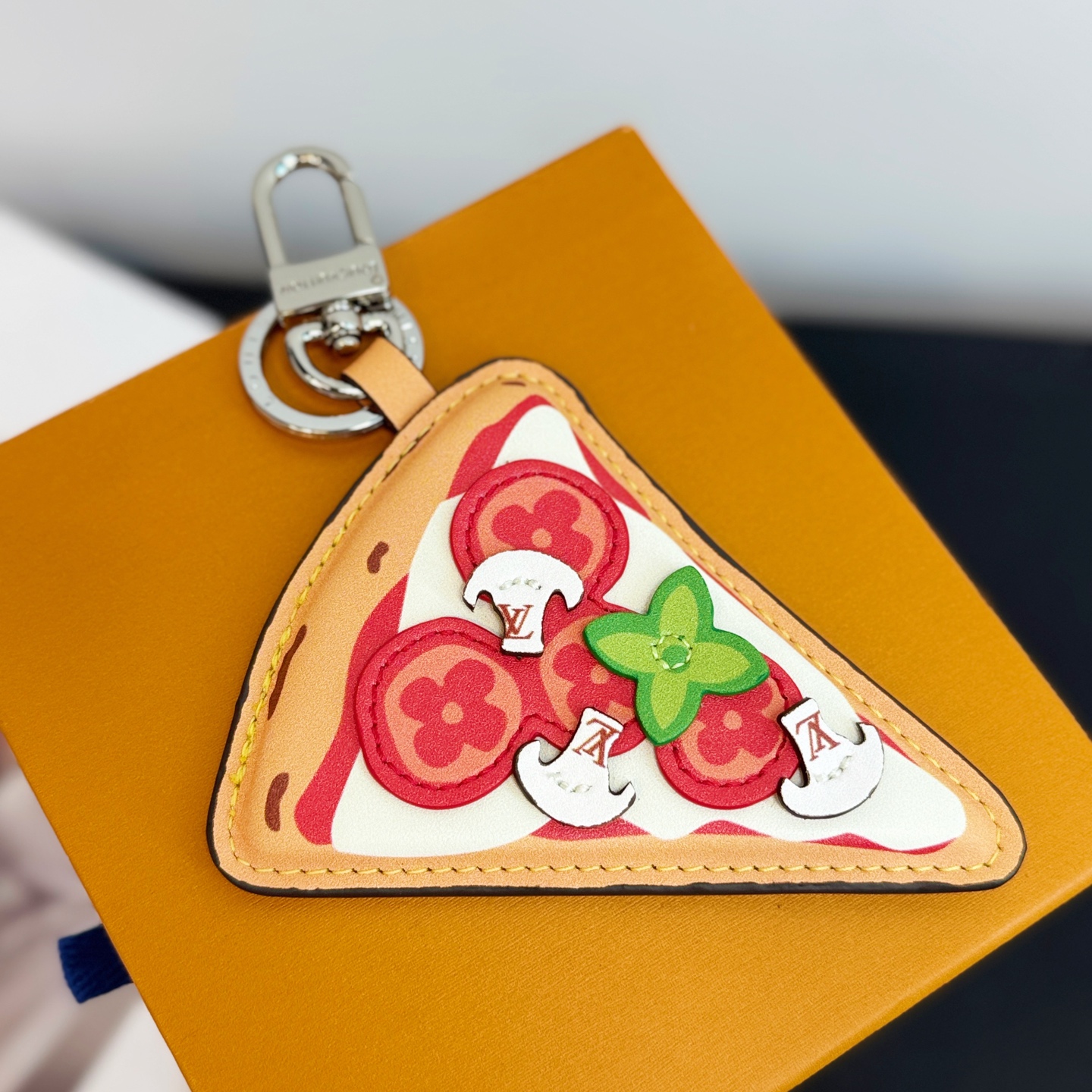 NO:617188,New mini pizza pendant Louis Vuitton Louis Vuitton pizza pendant keychain. The bag for outdoor casual wear is matched with an exquisite pendant, which is full of fashion and very eye-catching. This pizza-shaped pendant is designed with food as the highlight, very exquisite,,louis vuitton,louis vuitton,keychain19860909新品迷你披萨挂件挂饰 Louis Vuitton 路易威登披萨挂件钥匙扣 户外休闲穿搭的包包搭配一个精美的挂饰,时尚感满满且十分亮眼.这款披萨形状挂饰以美食为亮点设计,非常精妙,,louis vuitton,louis vuitton,keychain,accessory