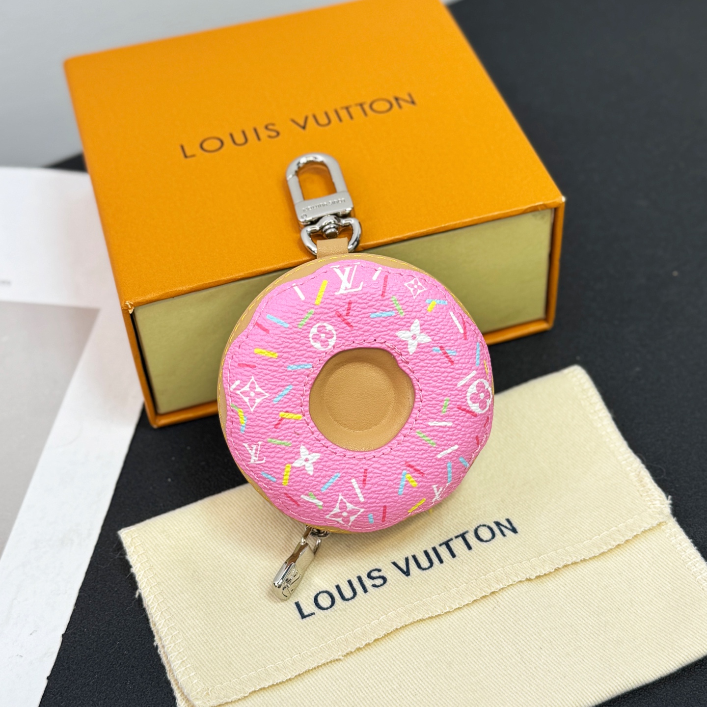 NO:617173,New mini donut pendant pendant in 4 colors in stock Louis Vuitton Louis Vuitton donut earphone bag pendant. The bag for outdoor casual wear is matched with an exquisite pendant, which is full of fashion and very eye-catching. This donut-shaped pendant is designed with food as the highlight, very exquisite,, louis vuitton, louis vuitton19860909新品迷你甜甜圈挂件挂饰4色现货 Louis Vuitton 路易威登甜甜圈耳机包挂饰挂件 户外休闲穿搭的包包搭配一个精美的挂饰,时尚感满满且十分亮眼.这款甜甜圈形状挂饰以美食为亮点设计,非常精妙,,louis vuitton,louis vuitton,accessory