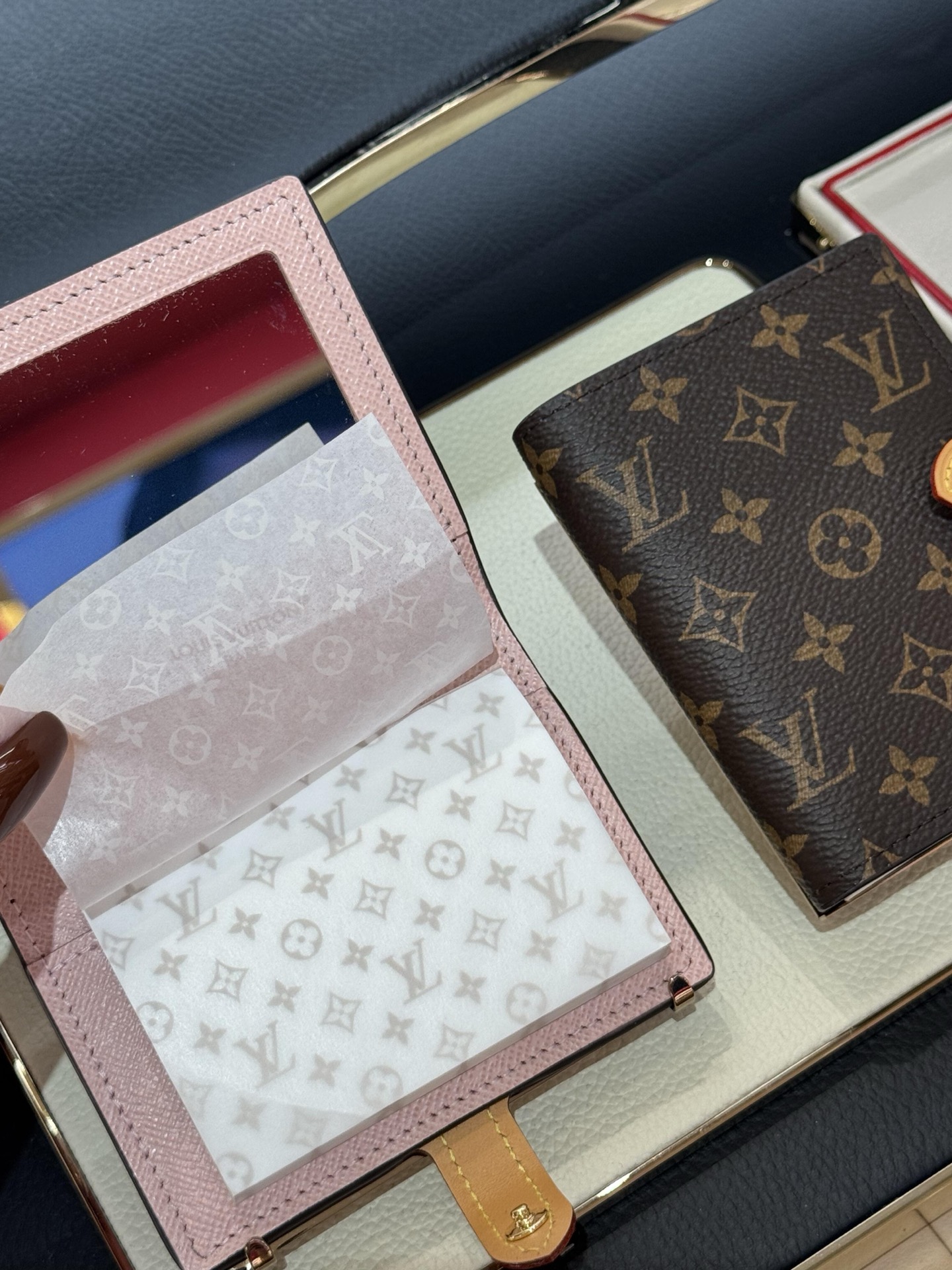 本款整妆纸替换装融蕴细腻质地与优雅格调，能轻松吸附多余油脂而无损妆容，令肌肤全天候保持清爽哑光状态。每片整妆纸含蓄映现经典Monogram图案，可存放于路易威登整妆纸盒内，为日常美妆护理注入考究气息。