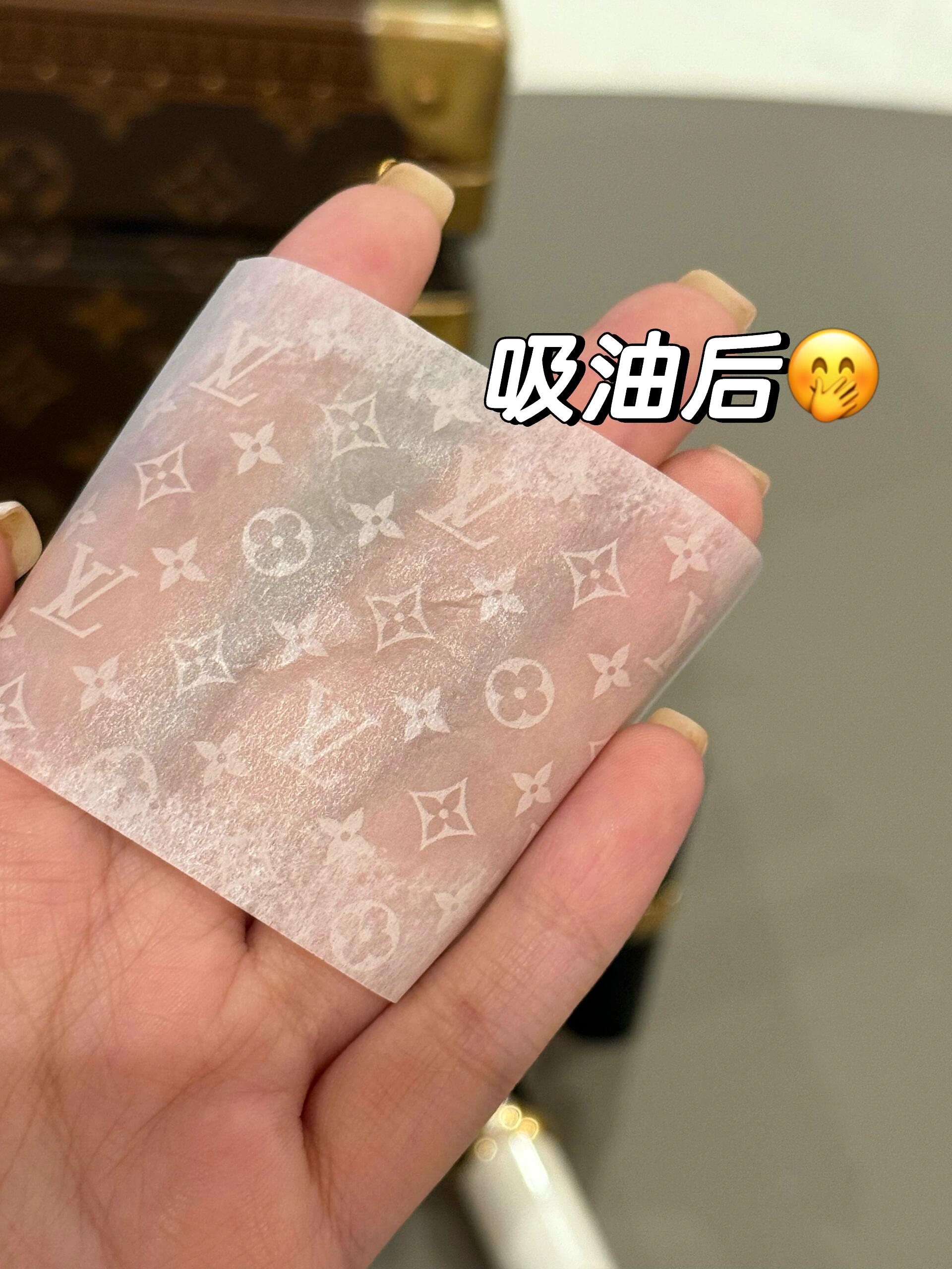 本款整妆纸替换装融蕴细腻质地与优雅格调，能轻松吸附多余油脂而无损妆容，令肌肤全天候保持清爽哑光状态。每片整妆纸含蓄映现经典Monogram图案，可存放于路易威登整妆纸盒内，为日常美妆护理注入考究气息。