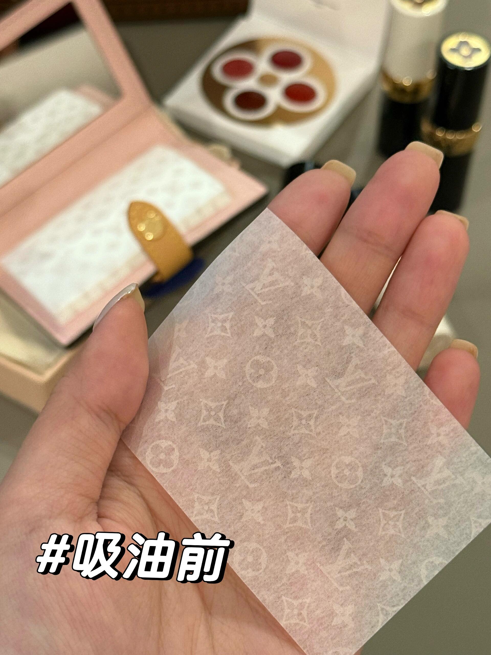 本款整妆纸替换装融蕴细腻质地与优雅格调，能轻松吸附多余油脂而无损妆容，令肌肤全天候保持清爽哑光状态。每片整妆纸含蓄映现经典Monogram图案，可存放于路易威登整妆纸盒内，为日常美妆护理注入考究气息。