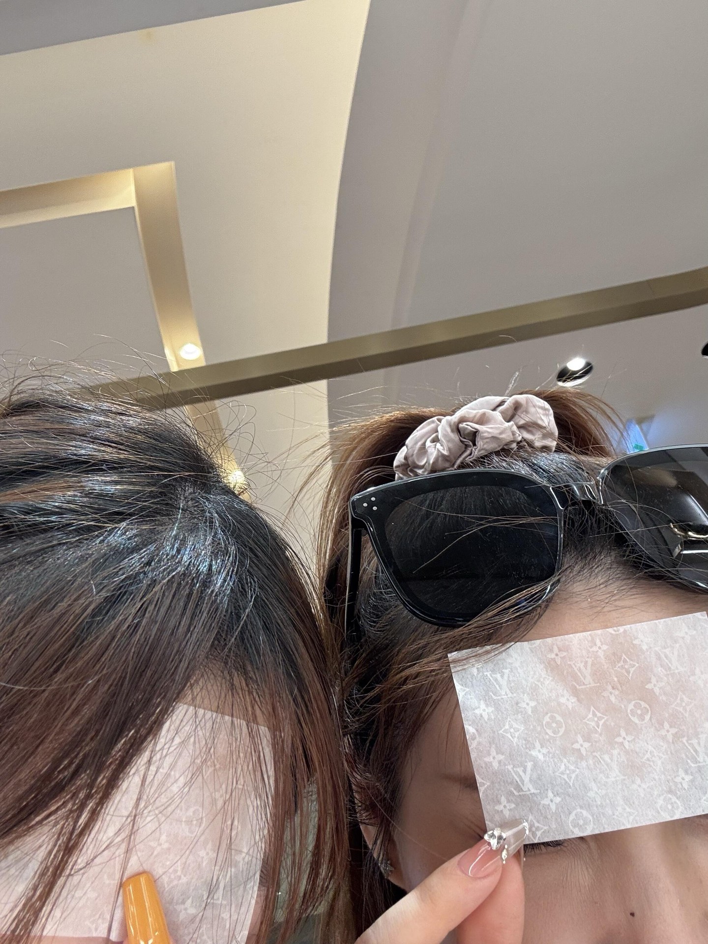 本款整妆纸替换装融蕴细腻质地与优雅格调，能轻松吸附多余油脂而无损妆容，令肌肤全天候保持清爽哑光状态。每片整妆纸含蓄映现经典Monogram图案，可存放于路易威登整妆纸盒内，为日常美妆护理注入考究气息。