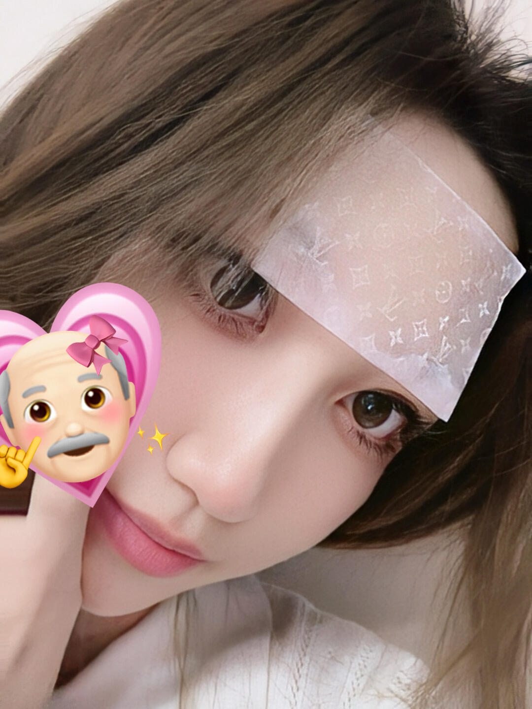 本款整妆纸替换装融蕴细腻质地与优雅格调，能轻松吸附多余油脂而无损妆容，令肌肤全天候保持清爽哑光状态。每片整妆纸含蓄映现经典Monogram图案，可存放于路易威登整妆纸盒内，为日常美妆护理注入考究气息。