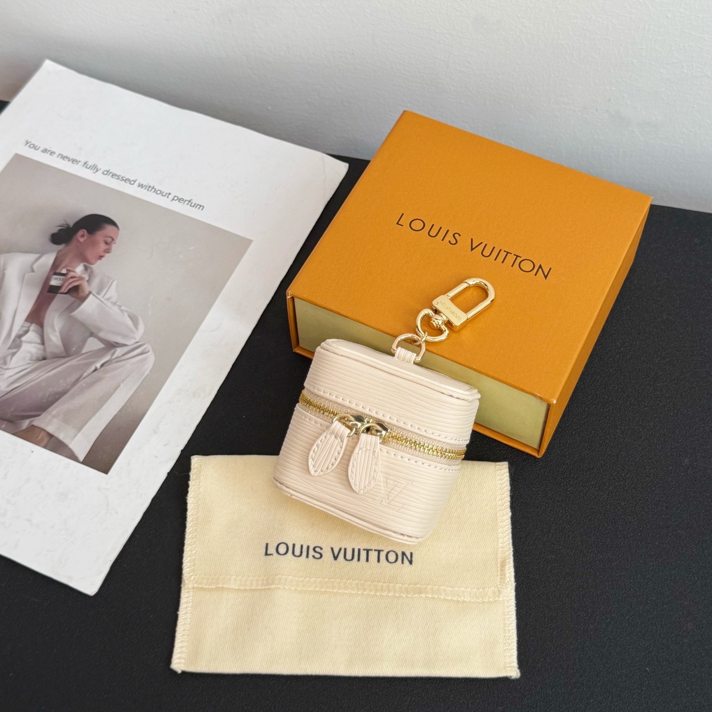 NO:617202,New LV cosmetic bag in 9 colors VANITY MONOGRAM bag decoration keychain M00545 Louis Vuitton Louis Vuitton LV mini cosmetic bag coin purse keychain pendant can hold cards, change and other small items Top-grade imported U material Vanity Monogram bag decoration is an exquisite replica of Louis Vuitton's popular handbag and can be used as a gift. With the help of precision craftsmanship, it faithfully restores the details of the original handbag, including the Monogram  canvas and the iconic IV Circle logo. Plus, unzip the functional zipper to store wireless headphones inside.,,louis vuitton,louis vuitton,louis vuitton,wallets,cosmetic bags & cases,keychain19860909新品lv化妆包9色齐全 VANITY MONOGRAM 包饰 钥匙扣 M00545 Louis Vuitton 路易威登lv 迷你化妆包 零钱包钥匙扣挂件挂饰 可放卡片 零钱等小物件 顶级进口U材质 Vanity Monogram 包饰以玲珑之姿复刻路易威登备受青睐的手袋之可作赠礼佳选.借助精密工艺,它忠实还原了原版手袋的细节,包括 Monogram 帆布和标志性的IV Circle 标识.此外,拉开功能性拉链头,可将无线耳机存放其中.,,louis vuitton,louis vuitton,louis vuitton,wallets,cosmetic bags & cases,keychain,accessory