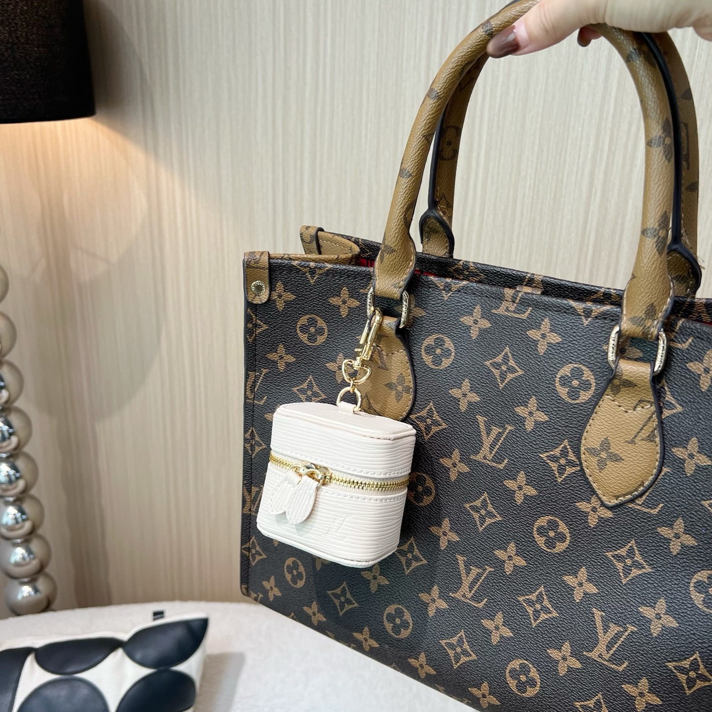 NO:617205,-Wearing picture -Louis Vuitton Louis Vuitton lv mini cosmetic bag coin purse keychain pendant can hold cards, change and other small items,,louis vuitton,louis vuitton,louis vuitton,wallets,cosmetic bags & cases,keychain19860909-佩戴图 -Louis Vuitton 路易威登lv 迷你化妆包 零钱包钥匙扣挂件挂饰 可放卡片 零钱等小物件,,louis vuitton,louis vuitton,louis vuitton,wallets,cosmetic bags & cases,keychain,accessory