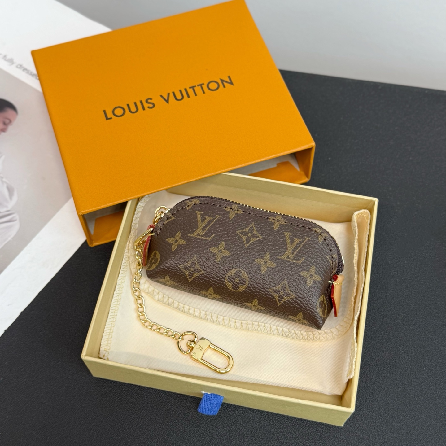 NO:617208,New product in 7 colors available Louis Vuitton Louis Vuitton lipstick bag cosmetic bag pendant pendant This cosmetic bag traces back to Louis Vuitton's classic design, combining brand heritage and functional details. Rouge Louis Ei leather and iconic tones illuminate the mini configuration, which can accommodate a single lipstick. The Listick cosmetic bag deconstructs the classic configuration of the brand's cosmetic bag in a mini version, creating a perfect choice for storing a single lipstick. Monogram canvas combined with Vuittonite  Lined, with Yingze chain and spring buckle, showing the eclectic combination of long heritage and functional considerations. Size: 11×5×3,, louis vuitton, louis vuitton, cosmetic bags & cases19860909新品7色现货 Louis Vuitton 路易威登口红包化妆包挂件挂饰 本款化妆包溯源路易威登经典设计,兼备品牌传承与功能细节.Rouge Louis Ei皮革和标志性色调点亮迷你构型,可容纳单只唇膏. Listick 化妆包以迷你版本解构品牌化妆包的经典构型,打造单只唇膏的收纳佳选.Monogram 帆布结合 Vuittonite 内衬,搭配莹泽链条和弹簧扣,彰显悠久传承与功能考量的兼收并蓄. Size:11×5×3,,louis vuitton,louis vuitton,cosmetic bags & cases,accessory