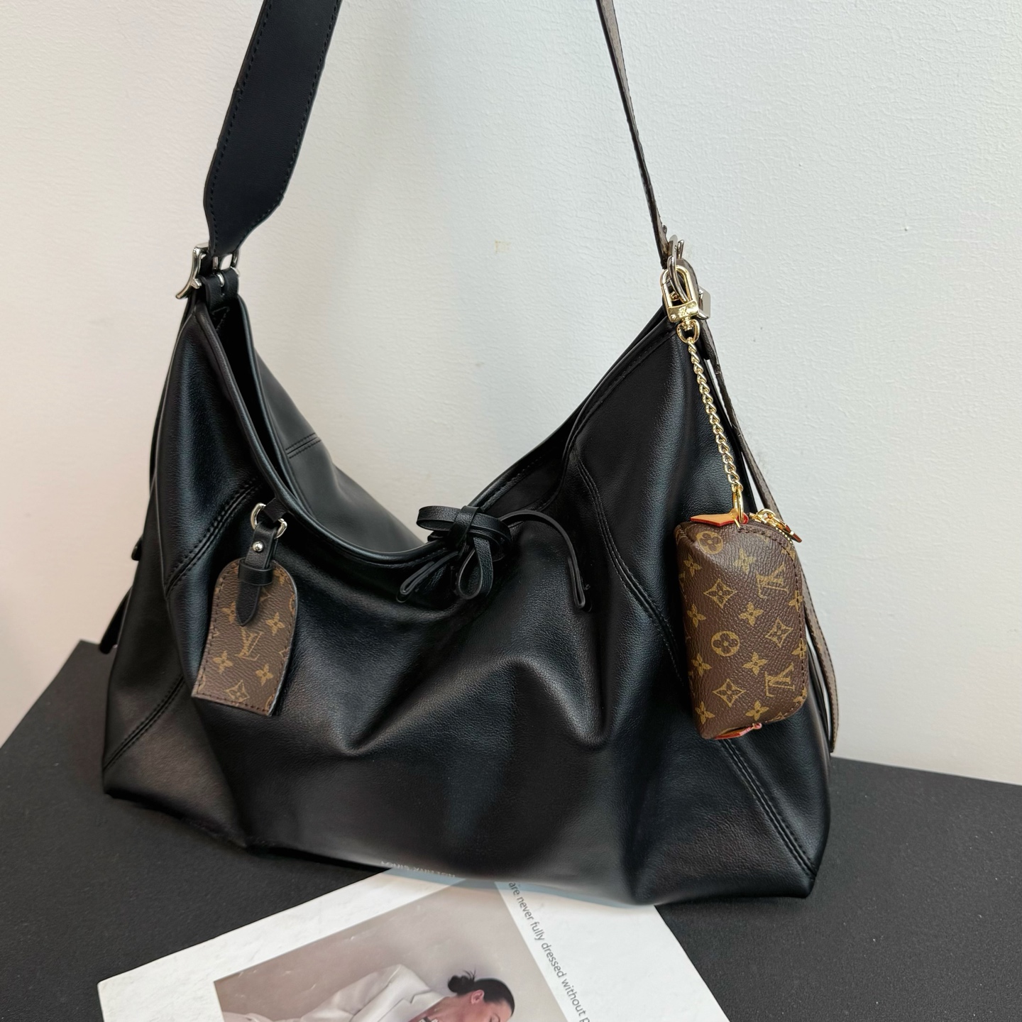 NO:617211,-Wearing picture -Louis Vuitton Louis Vuitton lipstick bag cosmetic bag pendant pendant,,louis vuitton,louis vuitton,cosmetic bags & cases19860909-佩戴图 -Louis Vuitton 路易威登口红包化妆包挂件挂饰,,louis vuitton,louis vuitton,cosmetic bags & cases,accessory