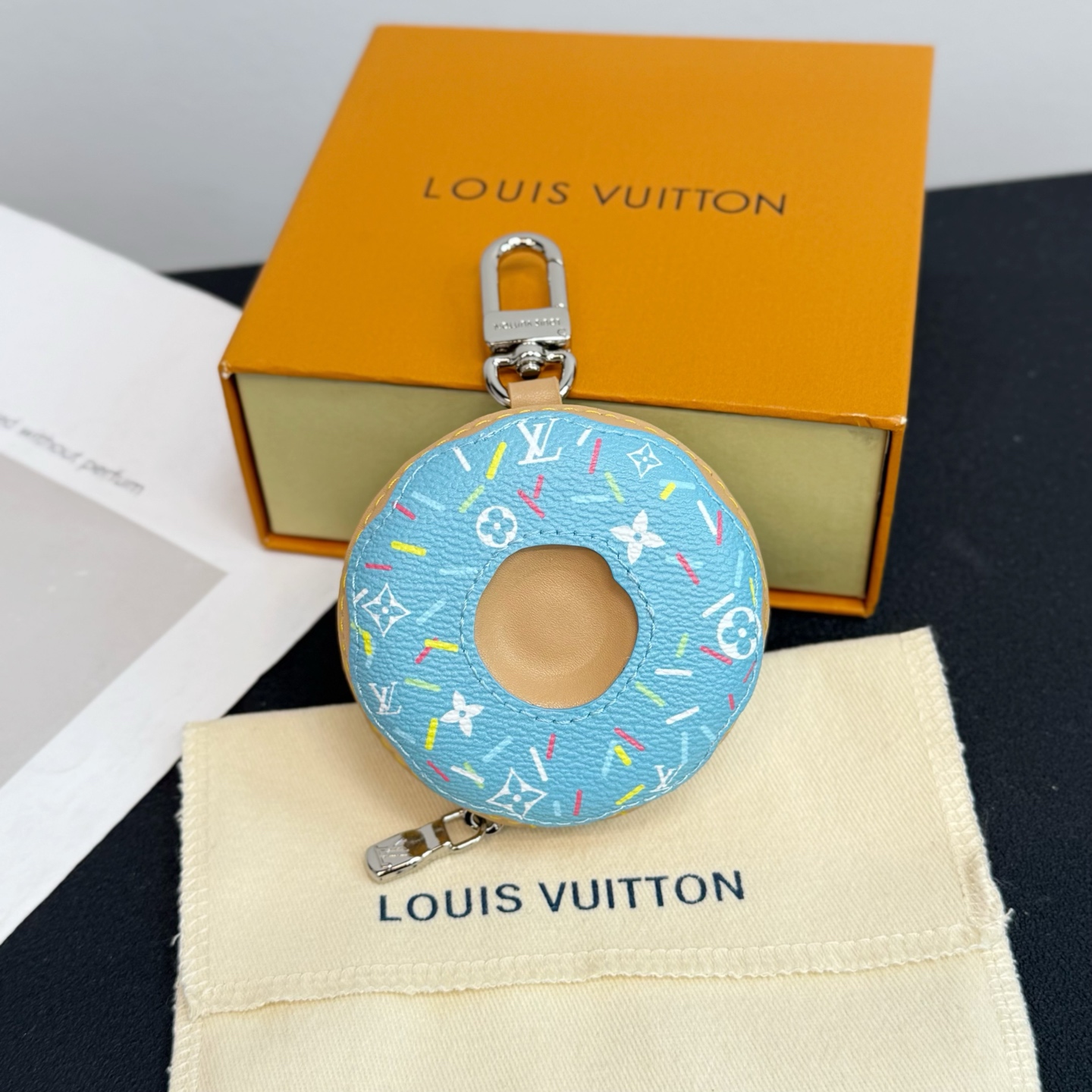 NO:617217,New mini donut pendant pendant in 9 colors in stock Louis Vuitton Louis Vuitton donut earphone bag pendant. The bag for outdoor casual wear is matched with an exquisite pendant, which is full of fashion and very eye-catching. This donut-shaped pendant is designed with food as the highlight, very exquisite,, louis vuitton, louis vuitton19860909新品迷你甜甜圈挂件挂饰9色现货 Louis Vuitton 路易威登甜甜圈耳机包挂饰挂件 户外休闲穿搭的包包搭配一个精美的挂饰,时尚感满满且十分亮眼.这款甜甜圈形状挂饰以美食为亮点设计,非常精妙,,louis vuitton,louis vuitton,accessory