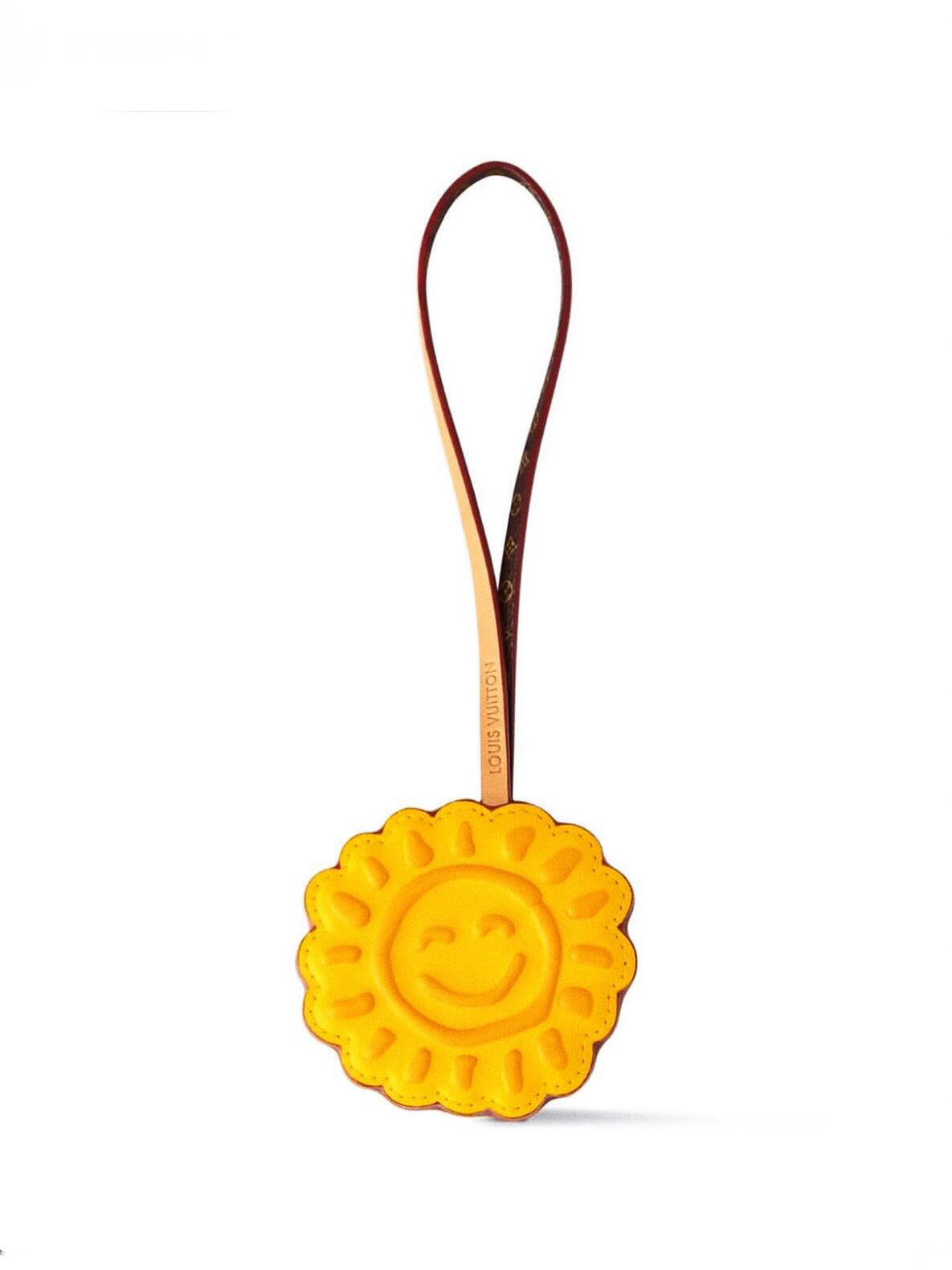 NO:617203,New Louis Vuitton Louis Vuitton sun pendant charm LV Sun bag charm has a slim leather strap that can easily light up your favorite travel bag, keys or drawstring ring. The bright leather is embossed with the smiling face of the sun, and the words 'Sun is shining on us' pop up on the Monogram coated canvas on the back, paying tribute to the original Seedy 9 handbag created by Harrel Williams.,,louis vuitton,louis vuitton,louis  vuitton19860909新品 Louis Vuitton 路易威登太阳挂件挂饰 LV Sun 包饰拥有纤细皮革饰带,可轻松点亮挚爱旅行袋、钥匙或束带圈.明丽皮革压印灿烂太阳笑脸,背面Monogram 涂层帆布跃现'Sun is shining on us”（太阳照耀着我们）字样,致意 harrel Williams 创作的初款 Seedy 9手袋.,,louis vuitton,louis vuitton,louis vuitton,accessory