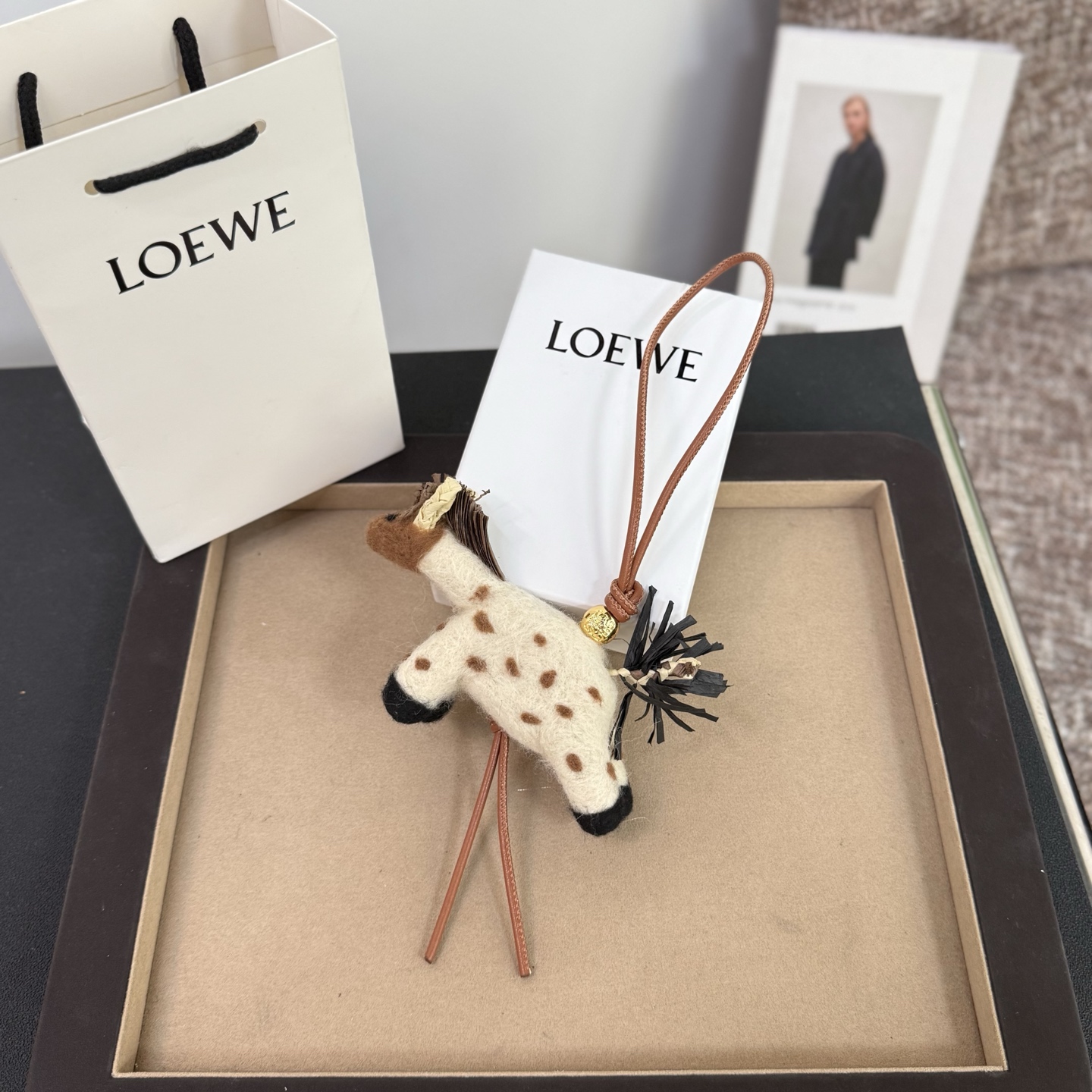 NO:617314,New product Loewe felt and cowhide leather pendant/pendant. Classic cowhide leather pendant, decorated with Anagram ebble dice and loops. It can be hung on the bag. Its cute and cute shape makes people fall in love with it. loewe,loewe,cowhide19860909新品 罗意威Loewe 毛毡和牛皮革挂饰/挂件 经典牛皮革造型挂饰,饰有Anagram ebble骰子和环带 可挂于包包,其萌趣、可爱的造型,让人爱不释手,,loewe,loewe,cowhide,accessory