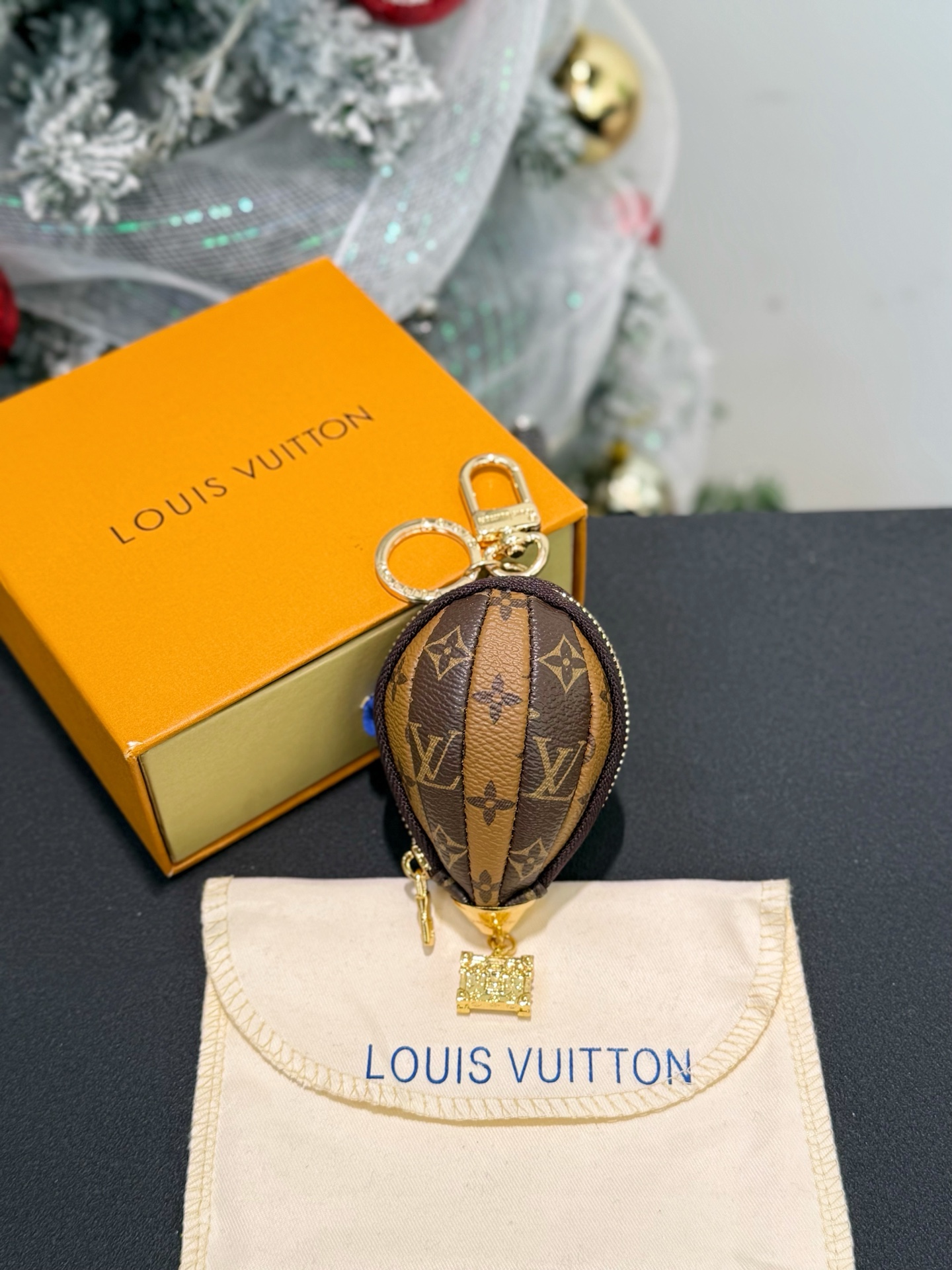 NO:670331,New LV hot air balloon pendant, complete in 3 colors Louis Vuitton Louis Vuitton LV three-dimensional hot air balloon pendant headphone bag keychain pendant, can hold headphones, change and other small items. LV DREAM bag decoration is Monogram coated canvas dipped in rich colors, showing the brand's historical heritage and exquisite craftsmanship with the cute hot air balloon image. It can add eye-catching color to handbags, belts or key chains. The elegant structure makes it easy to store wireless headphones!  ,,louis vuitton,louis vuitton,louis vuitton,keychain19860909新品lv热气球挂件 3色齐全 Louis Vuitton 路易威登lv 立体热气球挂件耳机包钥匙扣挂件挂饰 可放耳机 零钱等小物件 LV DREAM 包饰为 Monogram 涂层帆布浸染浓郁色调,以萌趣的热气球形象彰显品牌历史传承与精湛匠艺,可为手袋、腰带或钥匙链增添瞩目姿彩.考究构型便于收纳无线耳机！,,louis vuitton,louis vuitton,louis vuitton,keychain,accessory