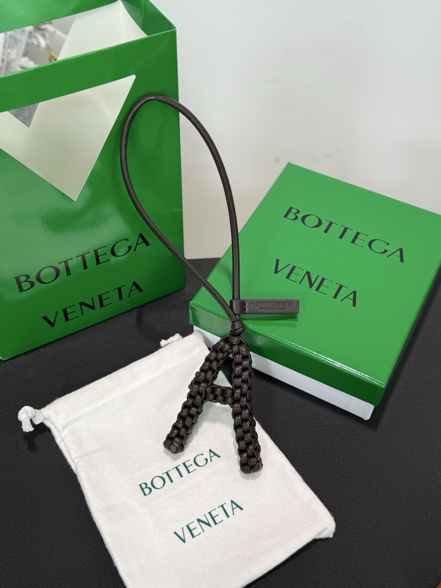 NO:670327,New BV 26 English letter pieces - original order quality with full set of original packaging. BOTTEGA VENETA BV English letter woven pendant. It is hand-woven by craftsmen from tubular lambskin. Every woven texture hides the craftsman's care and ingenuity. Whether it is hung on a commuter bag or a casual backpack, it is super eye-catching!  Give it to someone and make her bag instantly unique. Every time she sees it, she will be reminded of your full love~ Come to me to inject interesting soul into your bag.,,bottega veneta,bottega veneta,bottega veneta,backpacks,sheepskin19860909新品BV26个英文字母件 -原单品质 配全套原版包装 BOTTEGA VENETA葆蝶家BV英文字母编织挂件挂饰 工匠用管状小羊皮全纯手工编织而成的哦~每一处编织纹理都藏着匠人的用心与巧思 不管是挂在通勤包上,还是休闲风的背包上,都超吸睛！送对象,让她的包包瞬间与众不同,每次看到都能想起你满满的爱意~ 快来找我来为你的包包注入有趣的灵魂.,,bottega veneta,bottega veneta,bottega veneta,backpacks,sheepskin,accessory