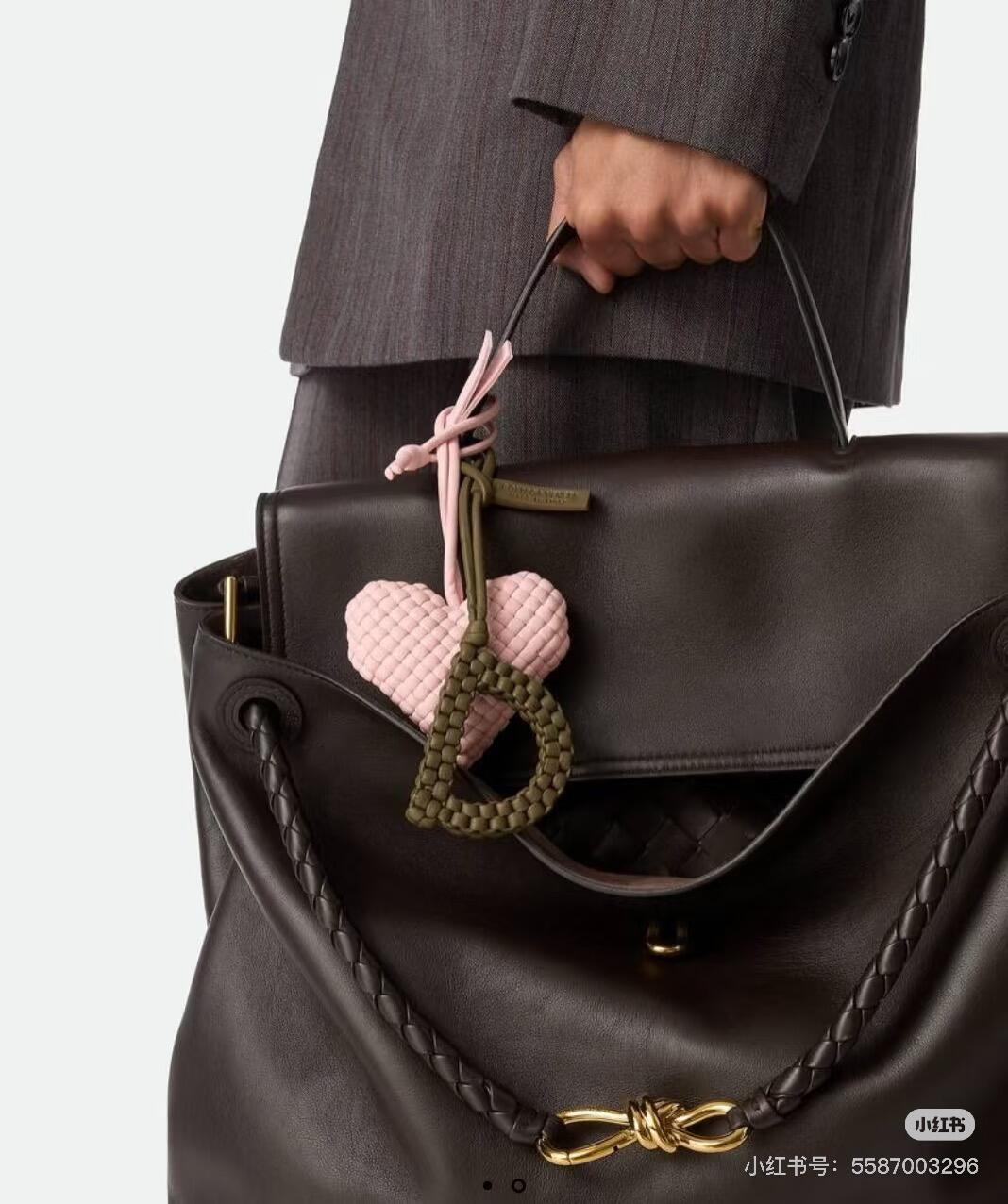 NO:670328,-Wearing picture -BOTTEGA VENETA BV26 English letters woven pendant,,bottega veneta,bottega veneta,bottega veneta19860909-佩戴图 -BOTTEGA VENETA葆蝶家BV26个英文字母编织挂件挂饰,,bottega veneta,bottega veneta,bottega veneta,accessory