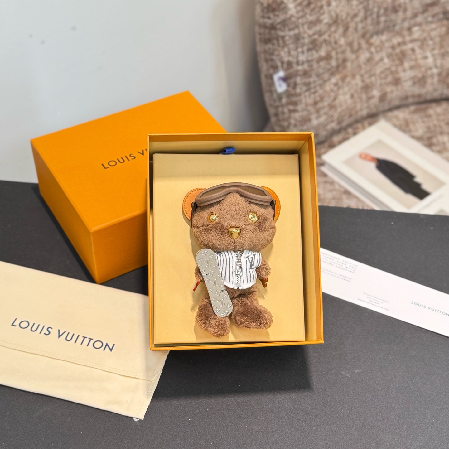 NO:676353,New bear doll, 4 colors in stock, M03441, standard with full set of original packaging Louis Vuitton Louis Vuitton LV LOUIS BEAR bear bag charm pendant LV Louis Bear bag charms interpret baseball, rock, western and surreal visual trends in unique plush doll shapes, showing the creative themes of harrell Williams' past shows, and can add personal charm to your favorite bags or jeans.,, louis vuitton, louis  vuitton,louis vuitton,jeans19860909新品小熊公仔 4色现货 M03441 标配全套原版包装 Louis Vuitton 路易威登LV LOUIS BEAR 小熊包饰挂饰挂件 LV Louis Bear 包饰分别以别致毛绒玩偶造型演绎棒球、摇滚、西部与超现实视觉风潮,展现 harrell Williams 过往秀场的构思主题,可为挚爱包袋或牛仔裤增添个性魅力.,,louis vuitton,louis vuitton,louis vuitton,jeans,accessory