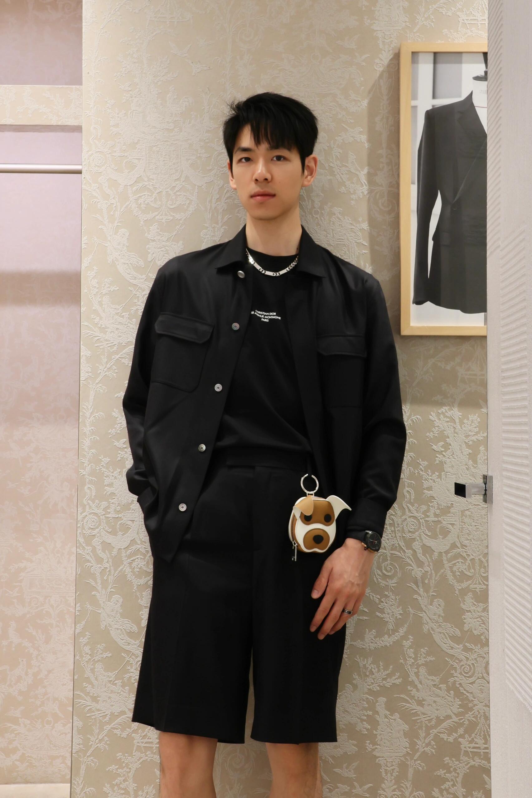 NO:713861,-Wearing picture -DIOR Bobby puppy leather coin purse, headphone bag, pendant,, dior, dior, wallets19860909-佩戴图 -DIOR迪奥Bobby小狗皮革零钱包耳机包挂饰挂件,,dior,dior,wallets,accessory