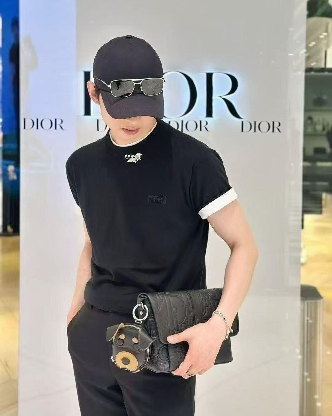NO:687782,-Wearing picture -DIOR Bobby puppy leather coin purse, headphone bag, pendant, single item clothing/pajamas, dior, dior, wallets19860909-佩戴图 -DIOR迪奥Bobby小狗皮革零钱包耳机包挂饰挂件,单品服饰/睡衣,dior,dior,wallets,accessory