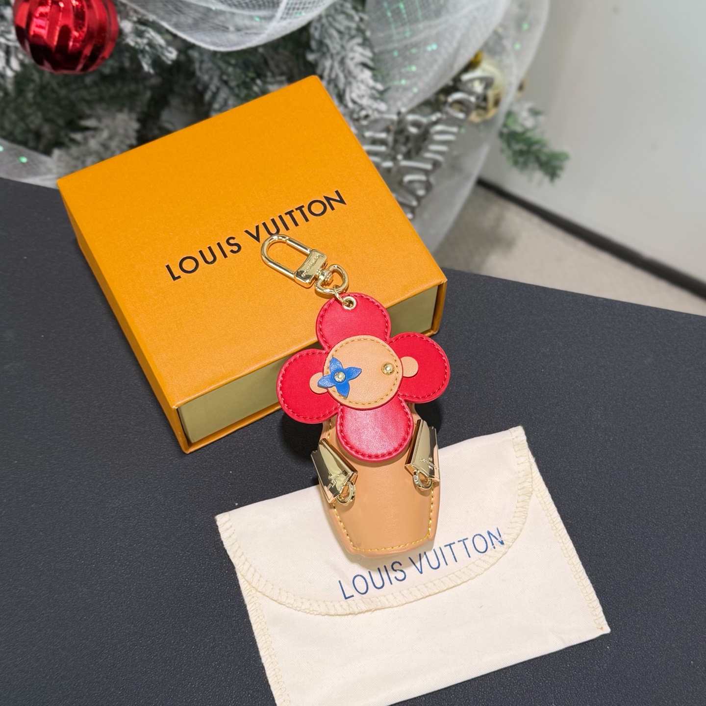 NO:687790,New Year's Limited Edition M3069 Sunflower Doll Keychain Pendant Charm Louis Vuitton VIVIENNE OUCH BAG Bag Decoration U material Hardware is steel Original logo Zipper pocket on the back for small snacks Wild at Heart Vvienne ouch Bag Bag decoration boldly uses leopard print, combined with Monogram embossed leather, Monogram Floral-shaped eyes and polished metal trim accentuate the vitality of the new capsule collection. The rear zipper opens up practical functions, louis vuitton, louis vuitton, keychain19860909新年限定款 M3069 太阳花公仔钥匙扣 挂件挂饰 Louis Vuitton 路易威登VIVIENNE OUCH BAG 包饰 U材质 五金为钢 原版logo 背面有拉链口袋 可放小零食 Wild at Heart Vvienne ouch Bag 包饰大胆运用豹纹,结合Monogram 压纹皮革、Monogram 花卉形状眼睛和拋光金属饰边,展现全新胶囊系列的盎然生机.后拉链开启实用功能,,louis vuitton,louis vuitton,keychain,accessory