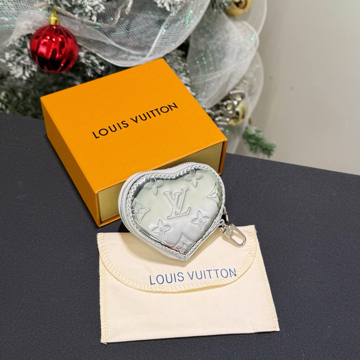 NO:687781,New product -Louis Vuitton Louis Vuitton Love Heart Coin Purse Pendant -This Love Heart Coin Purse is made of Monogram Emreinte leather dip-dyed in seasonal colors, making it another great gift choice. The keychain adds functional considerations.,,louis vuitton,louis vuitton,wallets,keychain19860909新品 -Louis Vuitton 路易威登桃心爱心零钱包挂件挂饰 -本款 爱心桃心 零钱包为 Monogram Emreinte 皮革浸染当季色调,成就又一赠礼佳选.钥匙扣再添功能考量.,,louis vuitton,louis vuitton,wallets,keychain,accessory