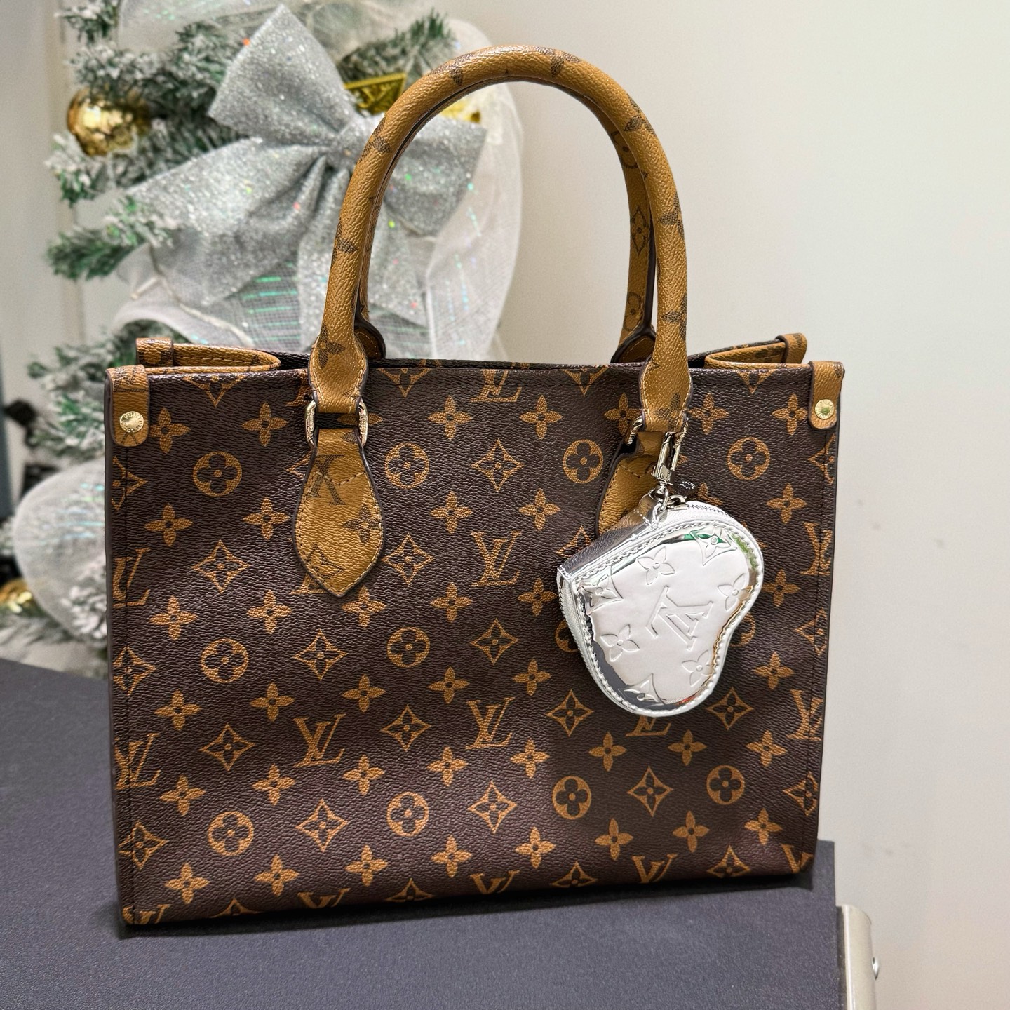 NO:687783,-Wearing picture -Louis Vuitton Louis Vuitton heart coin purse pendant,,louis vuitton,louis vuitton,wallets19860909-佩戴图 -Louis Vuitton 路易威登桃心爱心零钱包挂件挂饰,,louis vuitton,louis vuitton,wallets,accessory