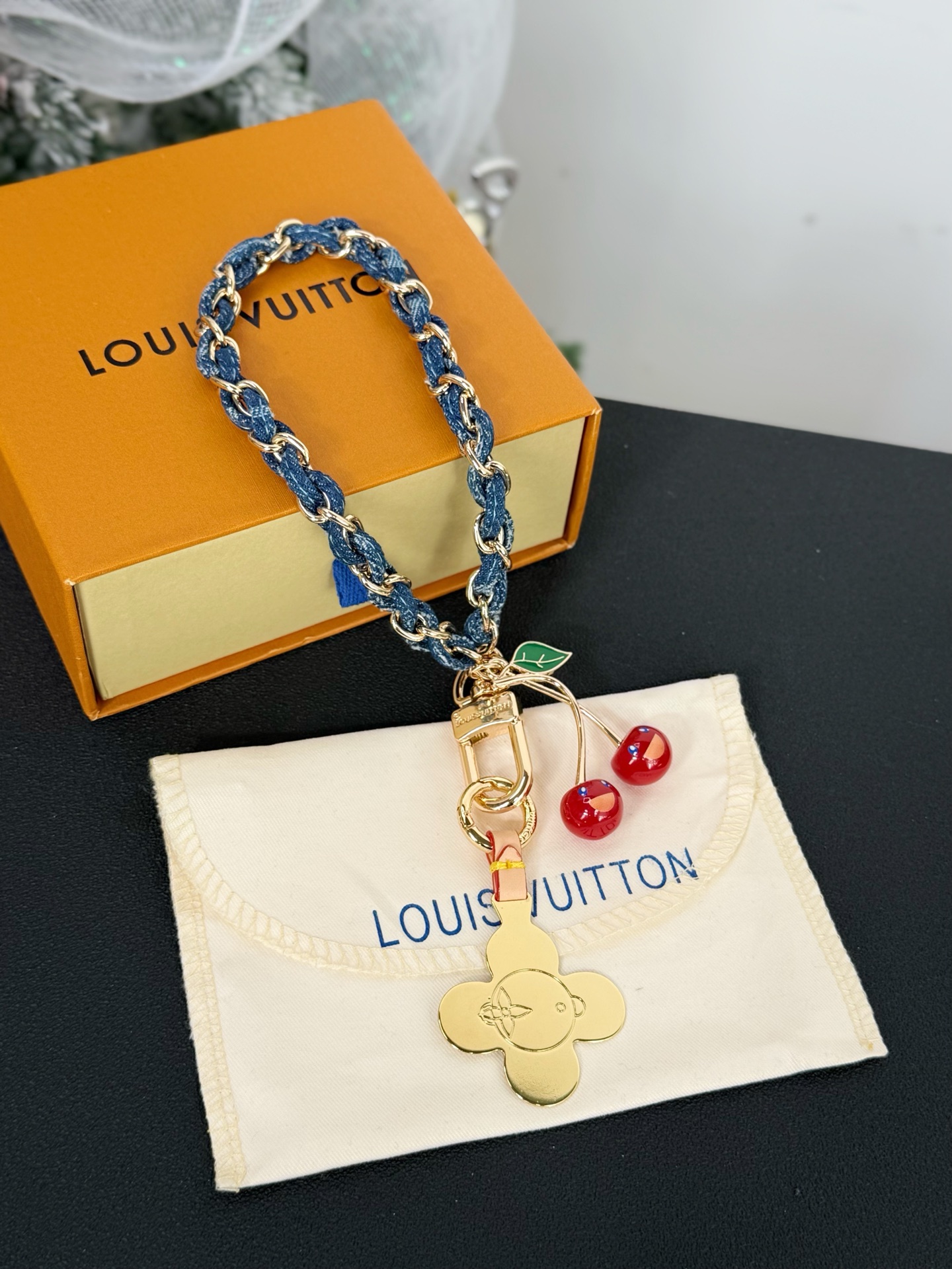 NO:701092,New product M02623 Original quality LV xTM Denim Cerise cherry denim chain mobile phone charm pendant LV xTM Denim Cerise mobile phone charm makes the dazzling chain and denim cord cleverly intertwined, and then uses the Louis Vuitton  vuitton,phone cases19860909新品M02623 原单品质 LV xTM Denim Cerise 樱桃牛仔链条手机挂饰挂件 LV xTM Denim Cerise 手机挂饰令耀目链条与丹宁线绳巧妙交织,再借路易威登 ×村上隆标签点明系列身份.莹润樱桃装饰复现艺术家笔下的标志性元素,可轻松衔接各式手机壳,尽释玩趣格调.,,louis vuitton,louis vuitton,phone cases,accessory
