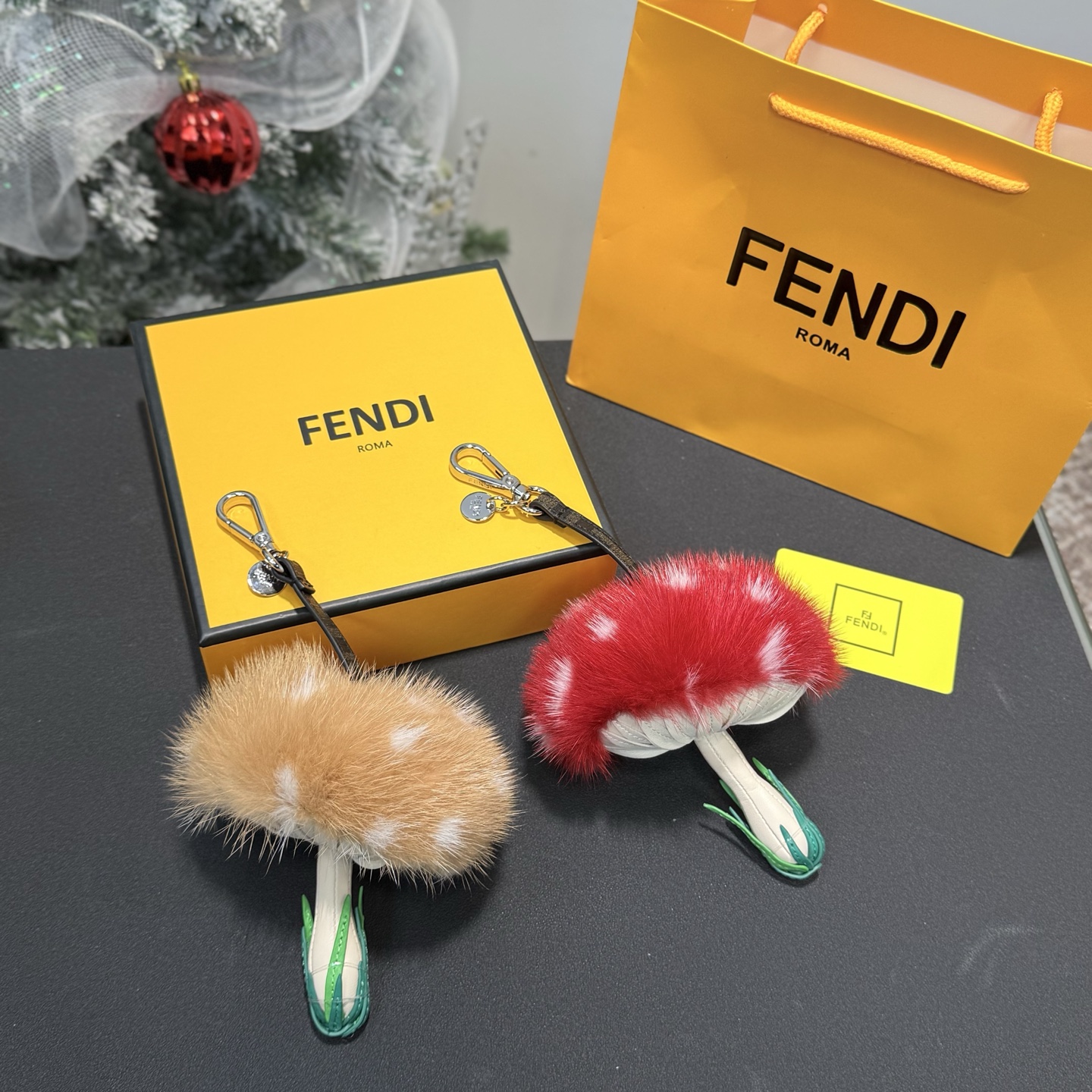 NO:701104,-Wearing picture -Fendi Fendi mushroom pendant bag hanging,,fendi,fendi19860909-佩戴图 -Fendi 芬迪蘑菇挂饰包挂,,fendi,fendi,accessory