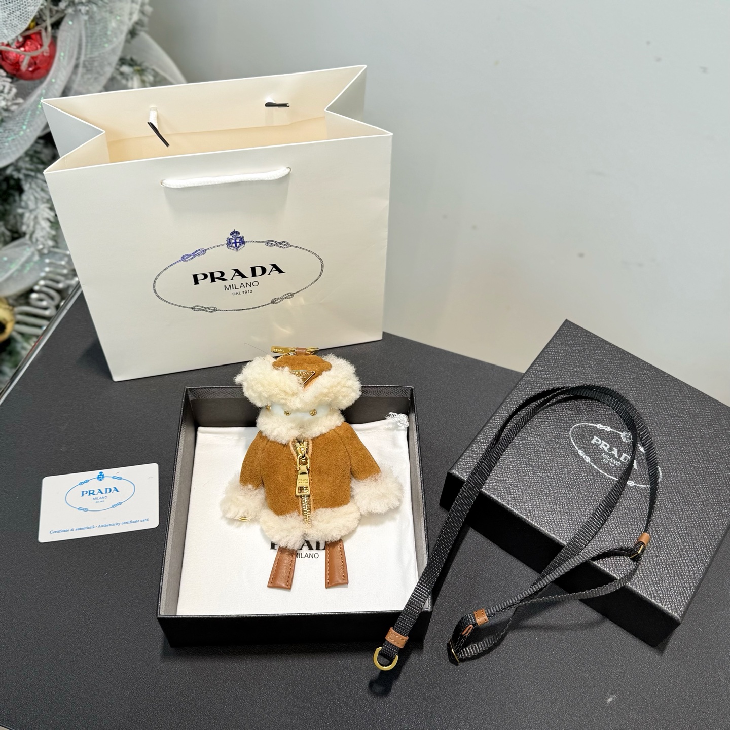 NO:713862,New product - comes with a full set of Rada packaging - Prada Rada soft robot handbag charm, robot earphone bag charm, bag charm - This chic accessory shows a soft and delicate winter texture. It is equipped with a detachable shoulder strap, which can decorate the handbag and add personal style.,, prada, prada19860909新品 -配rada全套包装 -普拉达rada 柔软robot手袋挂饰 机器人耳机包挂饰包挂 -这款别致饰件展现柔软细腻的冬日质感,配有可拆卸肩带,可装饰手袋,增添个性风格.,,prada,prada,accessory