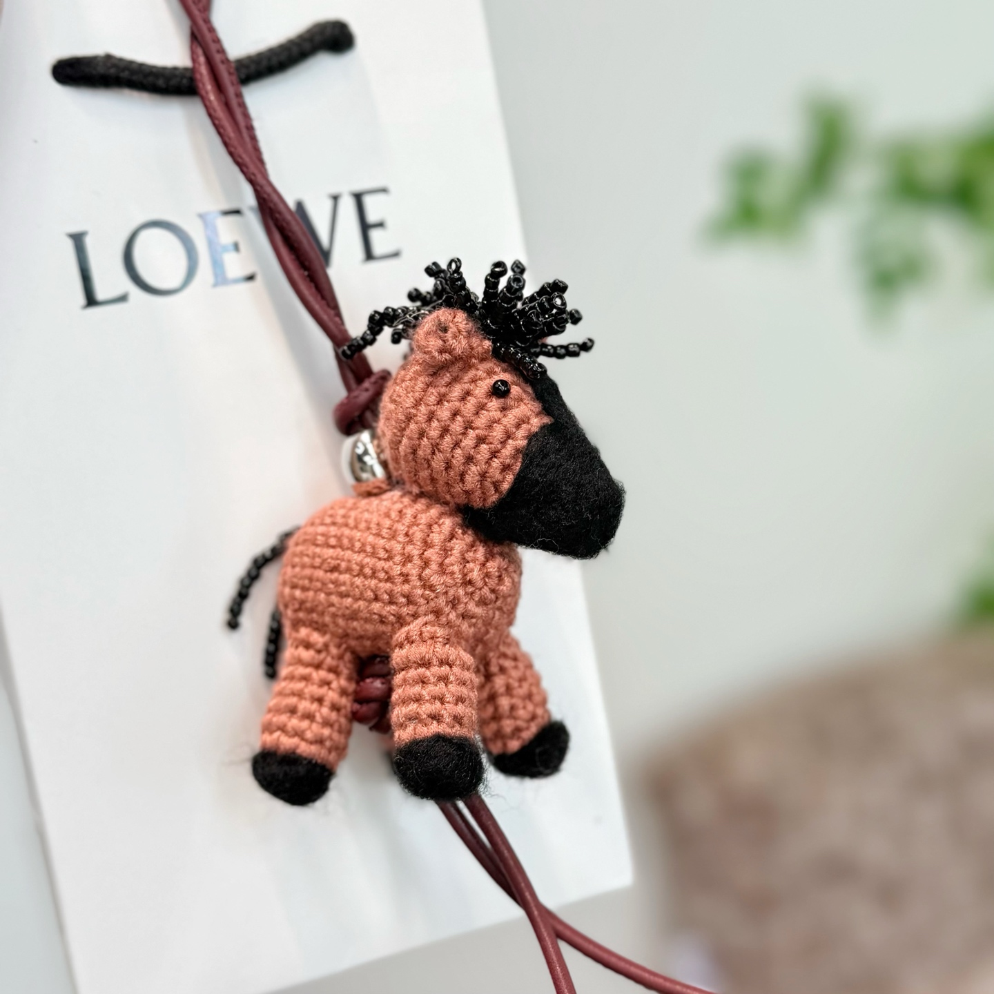 NO:717720,New product, a successful New Year gift, Loewe pony felt pendant/pendant. Felt horse pendant, with cow leather band and Anagram dice. The pendant is a New Year series work. Classic cow leather shape pendant, decorated with Anagram ebble dice and band, can be hung on the bag. Its cute and cute shape makes people fall in love with it. loewe, loewe,cowhide19860909新品马到成功新年礼物 罗意威Loewe 小马毛毡挂饰/挂件 毛毡骏马挂饰,搭配牛皮革环带和 Anagram 骰子.挂饰为新春系列作品. 经典牛皮革造型挂饰,饰有Anagram ebble骰子和环带 可挂于包包,其萌趣、可爱的造型,让人爱不释手,,loewe,loewe,cowhide,accessory