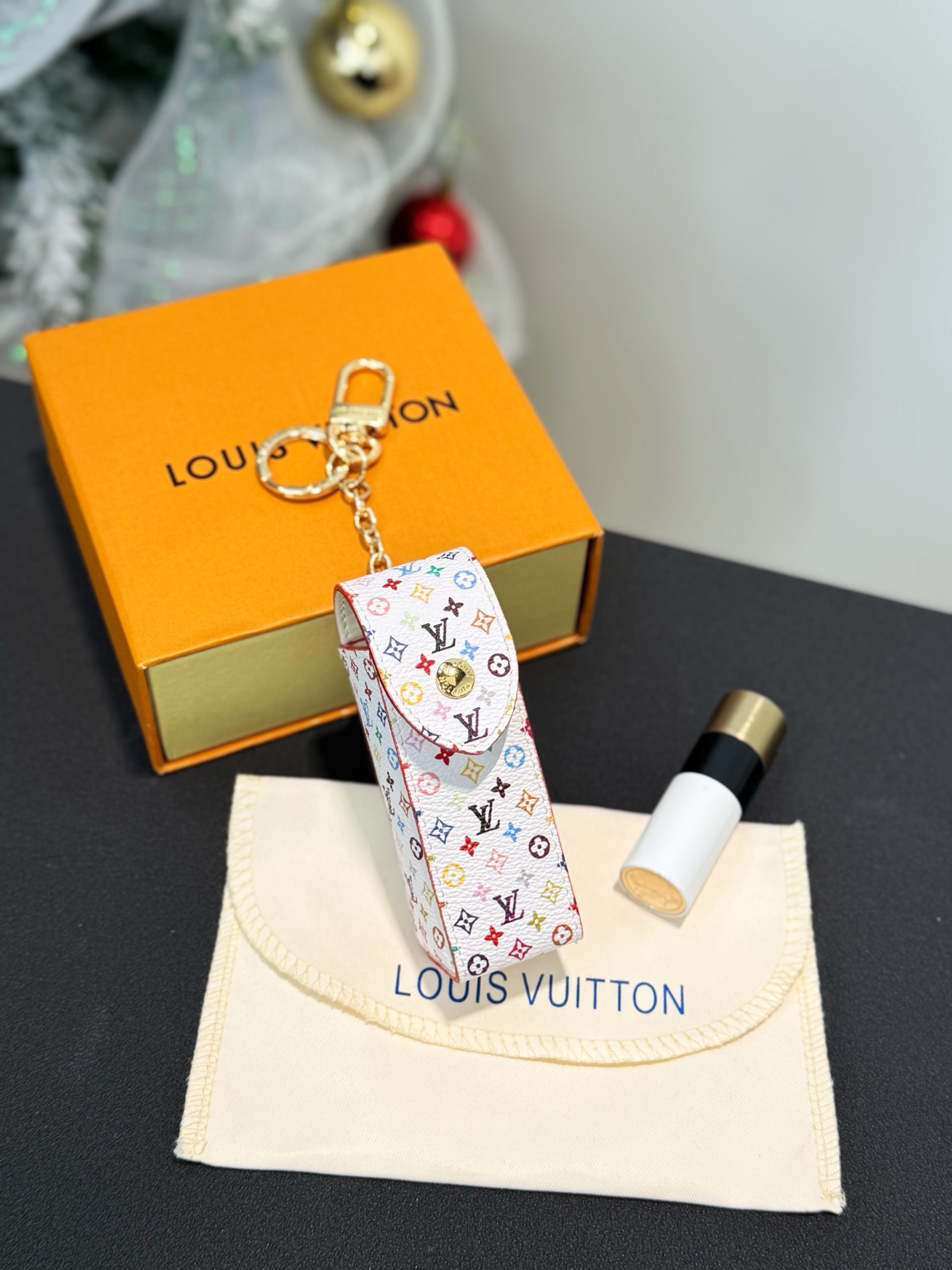 NO:717727,Murakami co-branded model If you need a chain, you can purchase Louis Vuitton Louis Vuitton's new lipstick bag pendant. This cosmetic bag traces its roots to Louis Vuitton's classic design, and combines brand heritage and functional details. Rouge Louis Ei leather and iconic tones illuminate the mini configuration, which can accommodate a single lipstick. The Listick cosmetic bag uses a mini version to deconstruct the classic configuration of the brand's cosmetic bag, creating a perfect choice for storing a single lipstick. Monogram canvas combined with Vuittonite  Lined, with Yingze chain and spring buckle, showing the eclectic combination of long heritage and functional considerations. Size: 9×4×4cm,, louis vuitton, louis vuitton, cosmetic bags & cases19860909村上隆联名款 如需链条可加购买 Louis Vuitton 路易威登新口红包挂件挂饰 本款化妆包溯源路易威登经典设计,兼备品牌传承与功能细节.Rouge Louis Ei皮革和标志性色调点亮迷你构型,可容纳单只唇膏. Listick 化妆包以迷你版本解构品牌化妆包的经典构型,打造单只唇膏的收纳佳选.Monogram 帆布结合 Vuittonite 内衬,搭配莹泽链条和弹簧扣,彰显悠久传承与功能考量的兼收并蓄. Size:9×4×4cm,,louis vuitton,louis vuitton,cosmetic bags & cases,accessory