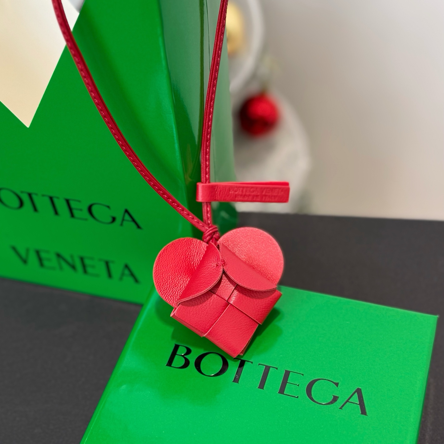 NO:754028,New BV love pendant - original quality, complete with original packaging. BOTTEGA VENETA BV love woven pendant. It is hand-woven by craftsmen from tubular lambskin. Every weaving texture hides the craftsman's care and ingenuity. Whether it is hung on a commuter bag or a casual backpack, it is super eye-catching!  Give it to someone and make her bag instantly unique. Every time she sees it, she will be reminded of your full love~ Come to me to inject interesting soul into your bag.,,bottega veneta,bottega veneta,bottega veneta,backpacks,sheepskin19860909新品BV爱心挂件挂饰 -原单品质 配全套原版包装 BOTTEGA VENETA葆蝶家BV爱心编织挂件挂饰 工匠用管状小羊皮全纯手工编织而成的哦~每一处编织纹理都藏着匠人的用心与巧思 不管是挂在通勤包上,还是休闲风的背包上,都超吸睛！送对象,让她的包包瞬间与众不同,每次看到都能想起你满满的爱意~ 快来找我来为你的包包注入有趣的灵魂.,,bottega veneta,bottega veneta,bottega veneta,backpacks,sheepskin,accessory